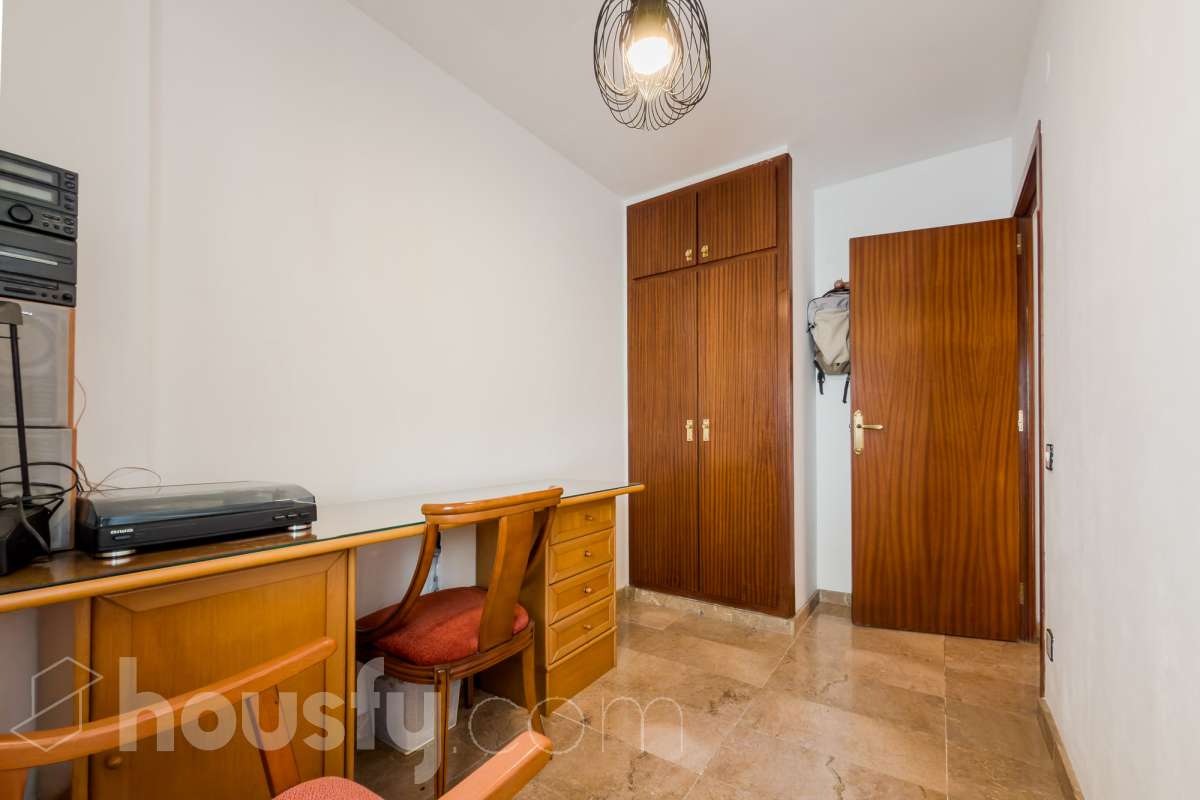Housfy vende 🏡 fabulosa casa ubicado en Santa Coloma de Gramenet, el cuál consta de 155m2 útiles (verificados con la Dirección General de Catastro). Construido en el año: 1989. Distribución de estancias -Salón-comedor -4 Dormitorios -2 Baños -Cocina equipada Características específicas -Plaza de garaje -Aire acondicionado -Trastero -Amueblado -Calefacción -Domótica -Balcón -Terraza -Jardín privado Zona y entorno Respecto a la ubicación, se sitúa en Santa Coloma de Gramenet, municipio de Barcelona. Esta propiedad se encuentra cerca de transporte público, colegios, supermercados y farmacias. Aviso legal El precio de venta no incluye gastos de la compraventa como notaría, registro, impuestos, ni tampoco honorarios agencia. Esta publicación no es vinculante. Consulta siempre la nota simple con Housfy antes de formalizar la compraventa. Sobre nosotros Housfy es la plataforma integral de servicios inmobiliarios. Nuestra combinación de expertos y tecnología pone al alcance de todo el mundo servicios cómodos, claros y seguros. AICAT número: 7922. Nos encargamos de la gestión y asesoramiento de la compra. ¡Olvídate de todo! Hacemos los trámites por ti. Y, si además necesitas financiación, ponemos a tu disposición un bróker hipotecario para ayudarte a conseguir las mejores condiciones para tu perfil económico. ¿Quieres visitarla? Contacta con Housfy y agenda tu visita sin compromiso. Más información en: housfy.com En cumplimiento de la Ley 8/2026 en Cataluña, el certificado de presencia o ausencia de amianto se encuentra en proceso de tramitación.-13