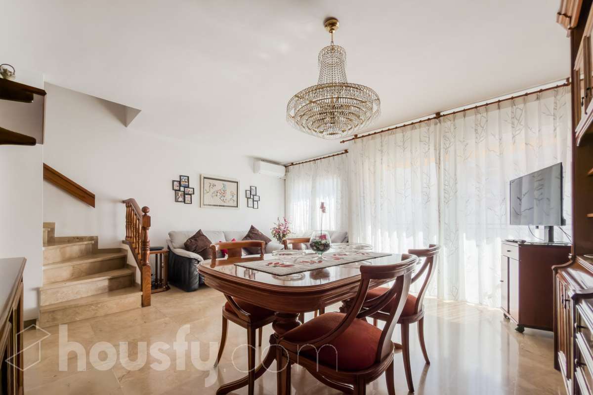 Housfy vende 🏡 fabulosa casa ubicado en Santa Coloma de Gramenet, el cuál consta de 155m2 útiles (verificados con la Dirección General de Catastro). Construido en el año: 1989. Distribución de estancias -Salón-comedor -4 Dormitorios -2 Baños -Cocina equipada Características específicas -Plaza de garaje -Aire acondicionado -Trastero -Amueblado -Calefacción -Domótica -Balcón -Terraza -Jardín privado Zona y entorno Respecto a la ubicación, se sitúa en Santa Coloma de Gramenet, municipio de Barcelona. Esta propiedad se encuentra cerca de transporte público, colegios, supermercados y farmacias. Aviso legal El precio de venta no incluye gastos de la compraventa como notaría, registro, impuestos, ni tampoco honorarios agencia. Esta publicación no es vinculante. Consulta siempre la nota simple con Housfy antes de formalizar la compraventa. Sobre nosotros Housfy es la plataforma integral de servicios inmobiliarios. Nuestra combinación de expertos y tecnología pone al alcance de todo el mundo servicios cómodos, claros y seguros. AICAT número: 7922. Nos encargamos de la gestión y asesoramiento de la compra. ¡Olvídate de todo! Hacemos los trámites por ti. Y, si además necesitas financiación, ponemos a tu disposición un bróker hipotecario para ayudarte a conseguir las mejores condiciones para tu perfil económico. ¿Quieres visitarla? Contacta con Housfy y agenda tu visita sin compromiso. Más información en: housfy.com En cumplimiento de la Ley 8/2026 en Cataluña, el certificado de presencia o ausencia de amianto se encuentra en proceso de tramitación.-5
