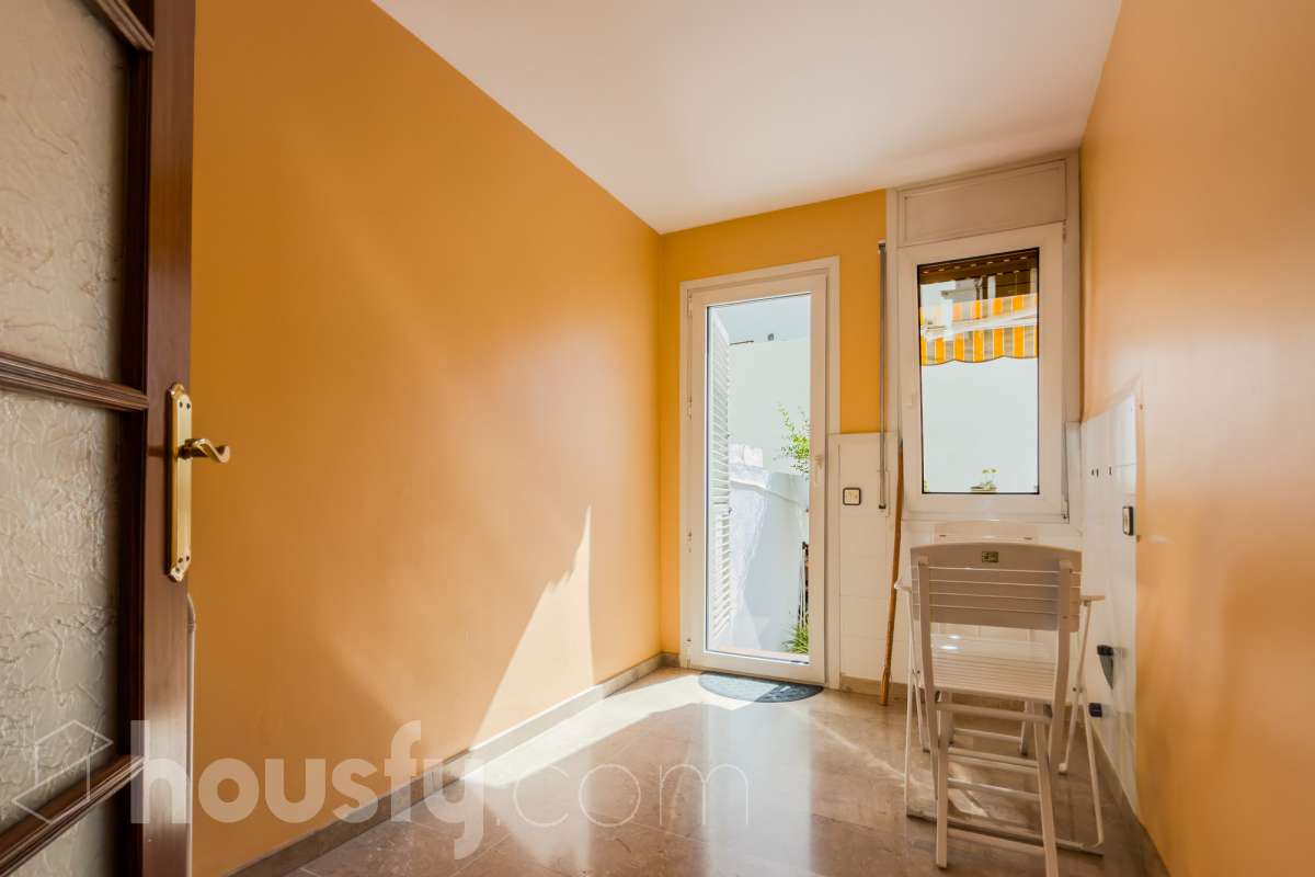 Housfy vende 🏡 fabulosa casa ubicado en Santa Coloma de Gramenet, el cuál consta de 155m2 útiles (verificados con la Dirección General de Catastro). Construido en el año: 1989. Distribución de estancias -Salón-comedor -4 Dormitorios -2 Baños -Cocina equipada Características específicas -Plaza de garaje -Aire acondicionado -Trastero -Amueblado -Calefacción -Domótica -Balcón -Terraza -Jardín privado Zona y entorno Respecto a la ubicación, se sitúa en Santa Coloma de Gramenet, municipio de Barcelona. Esta propiedad se encuentra cerca de transporte público, colegios, supermercados y farmacias. Aviso legal El precio de venta no incluye gastos de la compraventa como notaría, registro, impuestos, ni tampoco honorarios agencia. Esta publicación no es vinculante. Consulta siempre la nota simple con Housfy antes de formalizar la compraventa. Sobre nosotros Housfy es la plataforma integral de servicios inmobiliarios. Nuestra combinación de expertos y tecnología pone al alcance de todo el mundo servicios cómodos, claros y seguros. AICAT número: 7922. Nos encargamos de la gestión y asesoramiento de la compra. ¡Olvídate de todo! Hacemos los trámites por ti. Y, si además necesitas financiación, ponemos a tu disposición un bróker hipotecario para ayudarte a conseguir las mejores condiciones para tu perfil económico. ¿Quieres visitarla? Contacta con Housfy y agenda tu visita sin compromiso. Más información en: housfy.com En cumplimiento de la Ley 8/2026 en Cataluña, el certificado de presencia o ausencia de amianto se encuentra en proceso de tramitación.-15
