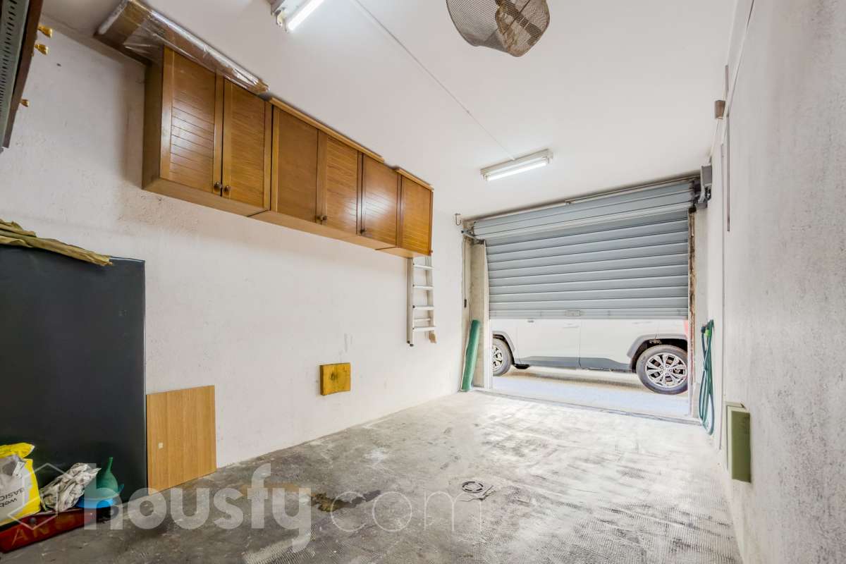 Housfy vende 🏡 fabulosa casa ubicado en Santa Coloma de Gramenet, el cuál consta de 155m2 útiles (verificados con la Dirección General de Catastro). Construido en el año: 1989. Distribución de estancias -Salón-comedor -4 Dormitorios -2 Baños -Cocina equipada Características específicas -Plaza de garaje -Aire acondicionado -Trastero -Amueblado -Calefacción -Domótica -Balcón -Terraza -Jardín privado Zona y entorno Respecto a la ubicación, se sitúa en Santa Coloma de Gramenet, municipio de Barcelona. Esta propiedad se encuentra cerca de transporte público, colegios, supermercados y farmacias. Aviso legal El precio de venta no incluye gastos de la compraventa como notaría, registro, impuestos, ni tampoco honorarios agencia. Esta publicación no es vinculante. Consulta siempre la nota simple con Housfy antes de formalizar la compraventa. Sobre nosotros Housfy es la plataforma integral de servicios inmobiliarios. Nuestra combinación de expertos y tecnología pone al alcance de todo el mundo servicios cómodos, claros y seguros. AICAT número: 7922. Nos encargamos de la gestión y asesoramiento de la compra. ¡Olvídate de todo! Hacemos los trámites por ti. Y, si además necesitas financiación, ponemos a tu disposición un bróker hipotecario para ayudarte a conseguir las mejores condiciones para tu perfil económico. ¿Quieres visitarla? Contacta con Housfy y agenda tu visita sin compromiso. Más información en: housfy.com En cumplimiento de la Ley 8/2026 en Cataluña, el certificado de presencia o ausencia de amianto se encuentra en proceso de tramitación.-32