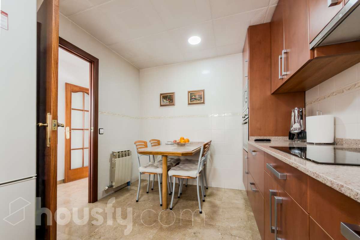 Housfy vende 🏡 fabulosa casa ubicado en Santa Coloma de Gramenet, el cuál consta de 155m2 útiles (verificados con la Dirección General de Catastro). Construido en el año: 1989. Distribución de estancias -Salón-comedor -4 Dormitorios -2 Baños -Cocina equipada Características específicas -Plaza de garaje -Aire acondicionado -Trastero -Amueblado -Calefacción -Domótica -Balcón -Terraza -Jardín privado Zona y entorno Respecto a la ubicación, se sitúa en Santa Coloma de Gramenet, municipio de Barcelona. Esta propiedad se encuentra cerca de transporte público, colegios, supermercados y farmacias. Aviso legal El precio de venta no incluye gastos de la compraventa como notaría, registro, impuestos, ni tampoco honorarios agencia. Esta publicación no es vinculante. Consulta siempre la nota simple con Housfy antes de formalizar la compraventa. Sobre nosotros Housfy es la plataforma integral de servicios inmobiliarios. Nuestra combinación de expertos y tecnología pone al alcance de todo el mundo servicios cómodos, claros y seguros. AICAT número: 7922. Nos encargamos de la gestión y asesoramiento de la compra. ¡Olvídate de todo! Hacemos los trámites por ti. Y, si además necesitas financiación, ponemos a tu disposición un bróker hipotecario para ayudarte a conseguir las mejores condiciones para tu perfil económico. ¿Quieres visitarla? Contacta con Housfy y agenda tu visita sin compromiso. Más información en: housfy.com En cumplimiento de la Ley 8/2026 en Cataluña, el certificado de presencia o ausencia de amianto se encuentra en proceso de tramitación.-18
