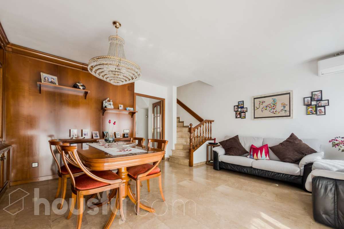 Housfy vende 🏡 fabulosa casa ubicado en Santa Coloma de Gramenet, el cuál consta de 155m2 útiles (verificados con la Dirección General de Catastro). Construido en el año: 1989. Distribución de estancias -Salón-comedor -4 Dormitorios -2 Baños -Cocina equipada Características específicas -Plaza de garaje -Aire acondicionado -Trastero -Amueblado -Calefacción -Domótica -Balcón -Terraza -Jardín privado Zona y entorno Respecto a la ubicación, se sitúa en Santa Coloma de Gramenet, municipio de Barcelona. Esta propiedad se encuentra cerca de transporte público, colegios, supermercados y farmacias. Aviso legal El precio de venta no incluye gastos de la compraventa como notaría, registro, impuestos, ni tampoco honorarios agencia. Esta publicación no es vinculante. Consulta siempre la nota simple con Housfy antes de formalizar la compraventa. Sobre nosotros Housfy es la plataforma integral de servicios inmobiliarios. Nuestra combinación de expertos y tecnología pone al alcance de todo el mundo servicios cómodos, claros y seguros. AICAT número: 7922. Nos encargamos de la gestión y asesoramiento de la compra. ¡Olvídate de todo! Hacemos los trámites por ti. Y, si además necesitas financiación, ponemos a tu disposición un bróker hipotecario para ayudarte a conseguir las mejores condiciones para tu perfil económico. ¿Quieres visitarla? Contacta con Housfy y agenda tu visita sin compromiso. Más información en: housfy.com En cumplimiento de la Ley 8/2026 en Cataluña, el certificado de presencia o ausencia de amianto se encuentra en proceso de tramitación.-4