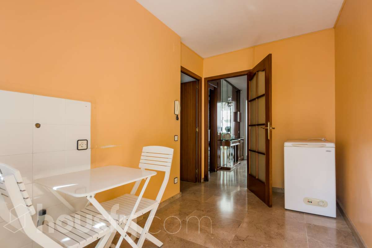 Housfy vende 🏡 fabulosa casa ubicado en Santa Coloma de Gramenet, el cuál consta de 155m2 útiles (verificados con la Dirección General de Catastro). Construido en el año: 1989. Distribución de estancias -Salón-comedor -4 Dormitorios -2 Baños -Cocina equipada Características específicas -Plaza de garaje -Aire acondicionado -Trastero -Amueblado -Calefacción -Domótica -Balcón -Terraza -Jardín privado Zona y entorno Respecto a la ubicación, se sitúa en Santa Coloma de Gramenet, municipio de Barcelona. Esta propiedad se encuentra cerca de transporte público, colegios, supermercados y farmacias. Aviso legal El precio de venta no incluye gastos de la compraventa como notaría, registro, impuestos, ni tampoco honorarios agencia. Esta publicación no es vinculante. Consulta siempre la nota simple con Housfy antes de formalizar la compraventa. Sobre nosotros Housfy es la plataforma integral de servicios inmobiliarios. Nuestra combinación de expertos y tecnología pone al alcance de todo el mundo servicios cómodos, claros y seguros. AICAT número: 7922. Nos encargamos de la gestión y asesoramiento de la compra. ¡Olvídate de todo! Hacemos los trámites por ti. Y, si además necesitas financiación, ponemos a tu disposición un bróker hipotecario para ayudarte a conseguir las mejores condiciones para tu perfil económico. ¿Quieres visitarla? Contacta con Housfy y agenda tu visita sin compromiso. Más información en: housfy.com En cumplimiento de la Ley 8/2026 en Cataluña, el certificado de presencia o ausencia de amianto se encuentra en proceso de tramitación.-14