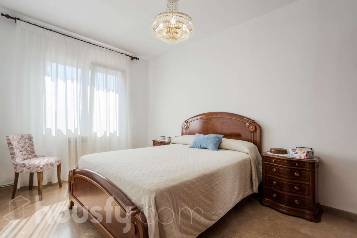 Housfy vende 🏡 fabulosa casa ubicado en Santa Coloma de Gramenet, el cuál consta de 155m2 útiles (verificados con la Dirección General de Catastro). Construido en el año: 1989. Distribución de estancias -Salón-comedor -4 Dormitorios -2 Baños -Cocina equipada Características específicas -Plaza de garaje -Aire acondicionado -Trastero -Amueblado -Calefacción -Domótica -Balcón -Terraza -Jardín privado Zona y entorno Respecto a la ubicación, se sitúa en Santa Coloma de Gramenet, municipio de Barcelona. Esta propiedad se encuentra cerca de transporte público, colegios, supermercados y farmacias. Aviso legal El precio de venta no incluye gastos de la compraventa como notaría, registro, impuestos, ni tampoco honorarios agencia. Esta publicación no es vinculante. Consulta siempre la nota simple con Housfy antes de formalizar la compraventa. Sobre nosotros Housfy es la plataforma integral de servicios inmobiliarios. Nuestra combinación de expertos y tecnología pone al alcance de todo el mundo servicios cómodos, claros y seguros. AICAT número: 7922. Nos encargamos de la gestión y asesoramiento de la compra. ¡Olvídate de todo! Hacemos los trámites por ti. Y, si además necesitas financiación, ponemos a tu disposición un bróker hipotecario para ayudarte a conseguir las mejores condiciones para tu perfil económico. ¿Quieres visitarla? Contacta con Housfy y agenda tu visita sin compromiso. Más información en: housfy.com En cumplimiento de la Ley 8/2026 en Cataluña, el certificado de presencia o ausencia de amianto se encuentra en proceso de tramitación.-8