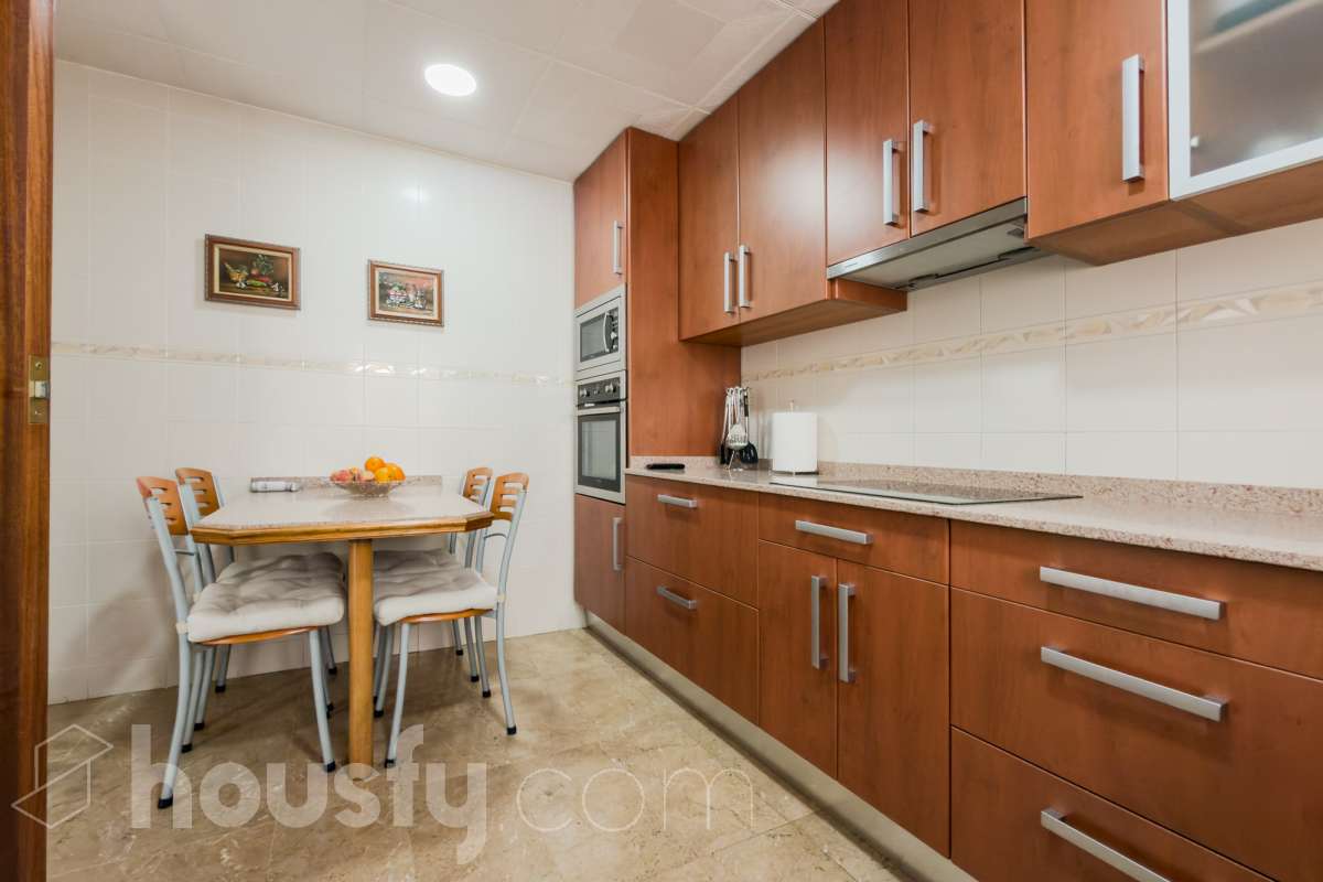 Housfy vende 🏡 fabulosa casa ubicado en Santa Coloma de Gramenet, el cuál consta de 155m2 útiles (verificados con la Dirección General de Catastro). Construido en el año: 1989. Distribución de estancias -Salón-comedor -4 Dormitorios -2 Baños -Cocina equipada Características específicas -Plaza de garaje -Aire acondicionado -Trastero -Amueblado -Calefacción -Domótica -Balcón -Terraza -Jardín privado Zona y entorno Respecto a la ubicación, se sitúa en Santa Coloma de Gramenet, municipio de Barcelona. Esta propiedad se encuentra cerca de transporte público, colegios, supermercados y farmacias. Aviso legal El precio de venta no incluye gastos de la compraventa como notaría, registro, impuestos, ni tampoco honorarios agencia. Esta publicación no es vinculante. Consulta siempre la nota simple con Housfy antes de formalizar la compraventa. Sobre nosotros Housfy es la plataforma integral de servicios inmobiliarios. Nuestra combinación de expertos y tecnología pone al alcance de todo el mundo servicios cómodos, claros y seguros. AICAT número: 7922. Nos encargamos de la gestión y asesoramiento de la compra. ¡Olvídate de todo! Hacemos los trámites por ti. Y, si además necesitas financiación, ponemos a tu disposición un bróker hipotecario para ayudarte a conseguir las mejores condiciones para tu perfil económico. ¿Quieres visitarla? Contacta con Housfy y agenda tu visita sin compromiso. Más información en: housfy.com En cumplimiento de la Ley 8/2026 en Cataluña, el certificado de presencia o ausencia de amianto se encuentra en proceso de tramitación.-19
