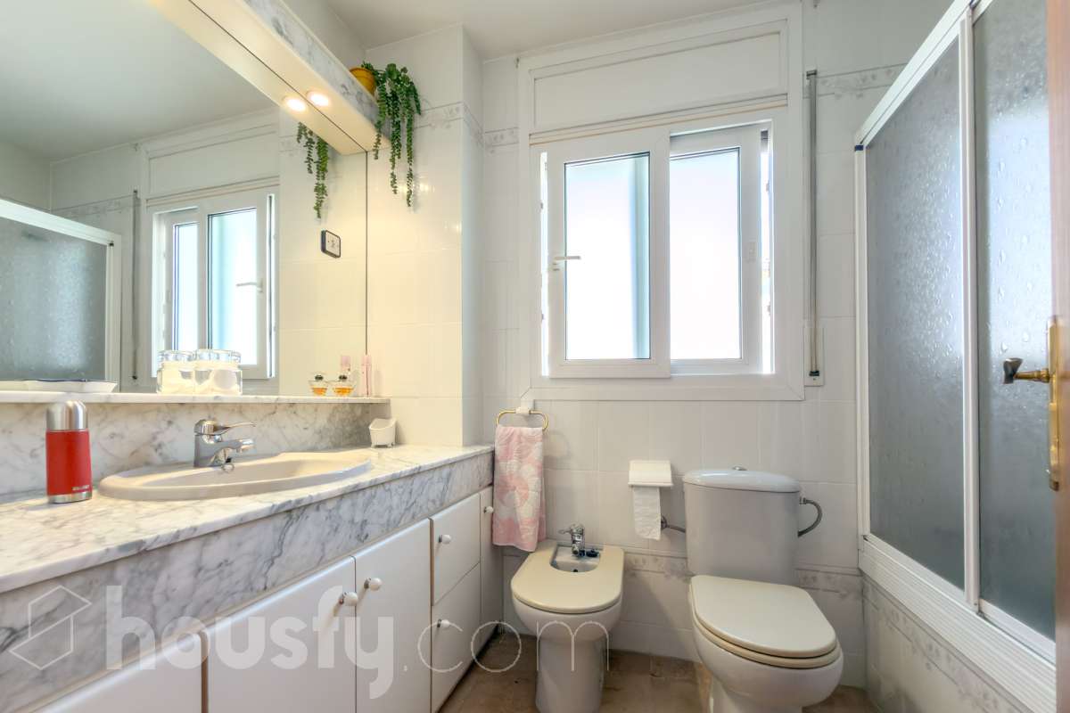 Housfy vende 🏡 fabulosa casa ubicado en Santa Coloma de Gramenet, el cuál consta de 155m2 útiles (verificados con la Dirección General de Catastro). Construido en el año: 1989. Distribución de estancias -Salón-comedor -4 Dormitorios -2 Baños -Cocina equipada Características específicas -Plaza de garaje -Aire acondicionado -Trastero -Amueblado -Calefacción -Domótica -Balcón -Terraza -Jardín privado Zona y entorno Respecto a la ubicación, se sitúa en Santa Coloma de Gramenet, municipio de Barcelona. Esta propiedad se encuentra cerca de transporte público, colegios, supermercados y farmacias. Aviso legal El precio de venta no incluye gastos de la compraventa como notaría, registro, impuestos, ni tampoco honorarios agencia. Esta publicación no es vinculante. Consulta siempre la nota simple con Housfy antes de formalizar la compraventa. Sobre nosotros Housfy es la plataforma integral de servicios inmobiliarios. Nuestra combinación de expertos y tecnología pone al alcance de todo el mundo servicios cómodos, claros y seguros. AICAT número: 7922. Nos encargamos de la gestión y asesoramiento de la compra. ¡Olvídate de todo! Hacemos los trámites por ti. Y, si además necesitas financiación, ponemos a tu disposición un bróker hipotecario para ayudarte a conseguir las mejores condiciones para tu perfil económico. ¿Quieres visitarla? Contacta con Housfy y agenda tu visita sin compromiso. Más información en: housfy.com En cumplimiento de la Ley 8/2026 en Cataluña, el certificado de presencia o ausencia de amianto se encuentra en proceso de tramitación.-21