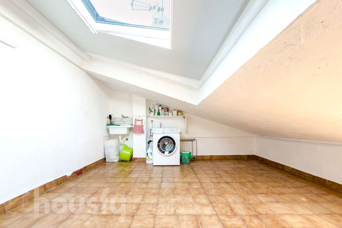 Housfy vende 🏡 fabulosa casa ubicado en Santa Coloma de Gramenet, el cuál consta de 155m2 útiles (verificados con la Dirección General de Catastro). Construido en el año: 1989. Distribución de estancias -Salón-comedor -4 Dormitorios -2 Baños -Cocina equipada Características específicas -Plaza de garaje -Aire acondicionado -Trastero -Amueblado -Calefacción -Domótica -Balcón -Terraza -Jardín privado Zona y entorno Respecto a la ubicación, se sitúa en Santa Coloma de Gramenet, municipio de Barcelona. Esta propiedad se encuentra cerca de transporte público, colegios, supermercados y farmacias. Aviso legal El precio de venta no incluye gastos de la compraventa como notaría, registro, impuestos, ni tampoco honorarios agencia. Esta publicación no es vinculante. Consulta siempre la nota simple con Housfy antes de formalizar la compraventa. Sobre nosotros Housfy es la plataforma integral de servicios inmobiliarios. Nuestra combinación de expertos y tecnología pone al alcance de todo el mundo servicios cómodos, claros y seguros. AICAT número: 7922. Nos encargamos de la gestión y asesoramiento de la compra. ¡Olvídate de todo! Hacemos los trámites por ti. Y, si además necesitas financiación, ponemos a tu disposición un bróker hipotecario para ayudarte a conseguir las mejores condiciones para tu perfil económico. ¿Quieres visitarla? Contacta con Housfy y agenda tu visita sin compromiso. Más información en: housfy.com En cumplimiento de la Ley 8/2026 en Cataluña, el certificado de presencia o ausencia de amianto se encuentra en proceso de tramitación.-23