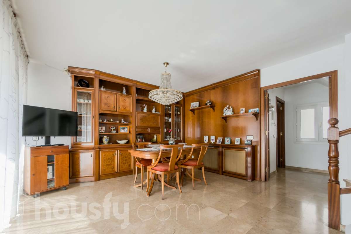 Housfy vende 🏡 fabulosa casa ubicado en Santa Coloma de Gramenet, el cuál consta de 155m2 útiles (verificados con la Dirección General de Catastro). Construido en el año: 1989. Distribución de estancias -Salón-comedor -4 Dormitorios -2 Baños -Cocina equipada Características específicas -Plaza de garaje -Aire acondicionado -Trastero -Amueblado -Calefacción -Domótica -Balcón -Terraza -Jardín privado Zona y entorno Respecto a la ubicación, se sitúa en Santa Coloma de Gramenet, municipio de Barcelona. Esta propiedad se encuentra cerca de transporte público, colegios, supermercados y farmacias. Aviso legal El precio de venta no incluye gastos de la compraventa como notaría, registro, impuestos, ni tampoco honorarios agencia. Esta publicación no es vinculante. Consulta siempre la nota simple con Housfy antes de formalizar la compraventa. Sobre nosotros Housfy es la plataforma integral de servicios inmobiliarios. Nuestra combinación de expertos y tecnología pone al alcance de todo el mundo servicios cómodos, claros y seguros. AICAT número: 7922. Nos encargamos de la gestión y asesoramiento de la compra. ¡Olvídate de todo! Hacemos los trámites por ti. Y, si además necesitas financiación, ponemos a tu disposición un bróker hipotecario para ayudarte a conseguir las mejores condiciones para tu perfil económico. ¿Quieres visitarla? Contacta con Housfy y agenda tu visita sin compromiso. Más información en: housfy.com En cumplimiento de la Ley 8/2026 en Cataluña, el certificado de presencia o ausencia de amianto se encuentra en proceso de tramitación.-3