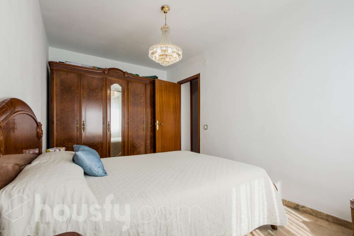 Housfy vende 🏡 fabulosa casa ubicado en Santa Coloma de Gramenet, el cuál consta de 155m2 útiles (verificados con la Dirección General de Catastro). Construido en el año: 1989. Distribución de estancias -Salón-comedor -4 Dormitorios -2 Baños -Cocina equipada Características específicas -Plaza de garaje -Aire acondicionado -Trastero -Amueblado -Calefacción -Domótica -Balcón -Terraza -Jardín privado Zona y entorno Respecto a la ubicación, se sitúa en Santa Coloma de Gramenet, municipio de Barcelona. Esta propiedad se encuentra cerca de transporte público, colegios, supermercados y farmacias. Aviso legal El precio de venta no incluye gastos de la compraventa como notaría, registro, impuestos, ni tampoco honorarios agencia. Esta publicación no es vinculante. Consulta siempre la nota simple con Housfy antes de formalizar la compraventa. Sobre nosotros Housfy es la plataforma integral de servicios inmobiliarios. Nuestra combinación de expertos y tecnología pone al alcance de todo el mundo servicios cómodos, claros y seguros. AICAT número: 7922. Nos encargamos de la gestión y asesoramiento de la compra. ¡Olvídate de todo! Hacemos los trámites por ti. Y, si además necesitas financiación, ponemos a tu disposición un bróker hipotecario para ayudarte a conseguir las mejores condiciones para tu perfil económico. ¿Quieres visitarla? Contacta con Housfy y agenda tu visita sin compromiso. Más información en: housfy.com En cumplimiento de la Ley 8/2026 en Cataluña, el certificado de presencia o ausencia de amianto se encuentra en proceso de tramitación.-9
