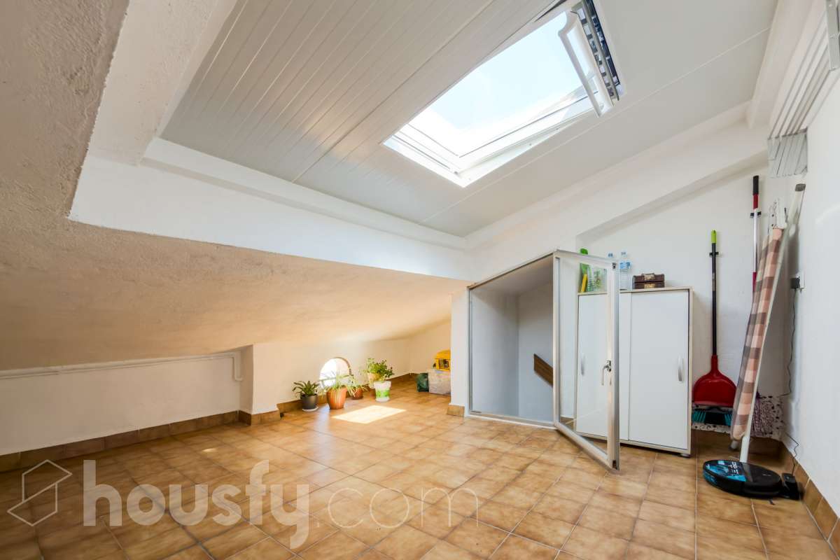 Housfy vende 🏡 fabulosa casa ubicado en Santa Coloma de Gramenet, el cuál consta de 155m2 útiles (verificados con la Dirección General de Catastro). Construido en el año: 1989. Distribución de estancias -Salón-comedor -4 Dormitorios -2 Baños -Cocina equipada Características específicas -Plaza de garaje -Aire acondicionado -Trastero -Amueblado -Calefacción -Domótica -Balcón -Terraza -Jardín privado Zona y entorno Respecto a la ubicación, se sitúa en Santa Coloma de Gramenet, municipio de Barcelona. Esta propiedad se encuentra cerca de transporte público, colegios, supermercados y farmacias. Aviso legal El precio de venta no incluye gastos de la compraventa como notaría, registro, impuestos, ni tampoco honorarios agencia. Esta publicación no es vinculante. Consulta siempre la nota simple con Housfy antes de formalizar la compraventa. Sobre nosotros Housfy es la plataforma integral de servicios inmobiliarios. Nuestra combinación de expertos y tecnología pone al alcance de todo el mundo servicios cómodos, claros y seguros. AICAT número: 7922. Nos encargamos de la gestión y asesoramiento de la compra. ¡Olvídate de todo! Hacemos los trámites por ti. Y, si además necesitas financiación, ponemos a tu disposición un bróker hipotecario para ayudarte a conseguir las mejores condiciones para tu perfil económico. ¿Quieres visitarla? Contacta con Housfy y agenda tu visita sin compromiso. Más información en: housfy.com En cumplimiento de la Ley 8/2026 en Cataluña, el certificado de presencia o ausencia de amianto se encuentra en proceso de tramitación.-24