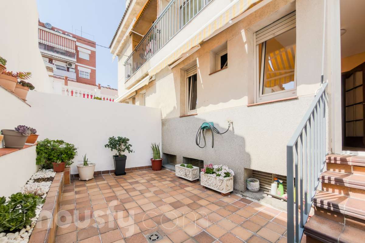 Housfy vende 🏡 fabulosa casa ubicado en Santa Coloma de Gramenet, el cuál consta de 155m2 útiles (verificados con la Dirección General de Catastro). Construido en el año: 1989. Distribución de estancias -Salón-comedor -4 Dormitorios -2 Baños -Cocina equipada Características específicas -Plaza de garaje -Aire acondicionado -Trastero -Amueblado -Calefacción -Domótica -Balcón -Terraza -Jardín privado Zona y entorno Respecto a la ubicación, se sitúa en Santa Coloma de Gramenet, municipio de Barcelona. Esta propiedad se encuentra cerca de transporte público, colegios, supermercados y farmacias. Aviso legal El precio de venta no incluye gastos de la compraventa como notaría, registro, impuestos, ni tampoco honorarios agencia. Esta publicación no es vinculante. Consulta siempre la nota simple con Housfy antes de formalizar la compraventa. Sobre nosotros Housfy es la plataforma integral de servicios inmobiliarios. Nuestra combinación de expertos y tecnología pone al alcance de todo el mundo servicios cómodos, claros y seguros. AICAT número: 7922. Nos encargamos de la gestión y asesoramiento de la compra. ¡Olvídate de todo! Hacemos los trámites por ti. Y, si además necesitas financiación, ponemos a tu disposición un bróker hipotecario para ayudarte a conseguir las mejores condiciones para tu perfil económico. ¿Quieres visitarla? Contacta con Housfy y agenda tu visita sin compromiso. Más información en: housfy.com En cumplimiento de la Ley 8/2026 en Cataluña, el certificado de presencia o ausencia de amianto se encuentra en proceso de tramitación.-26