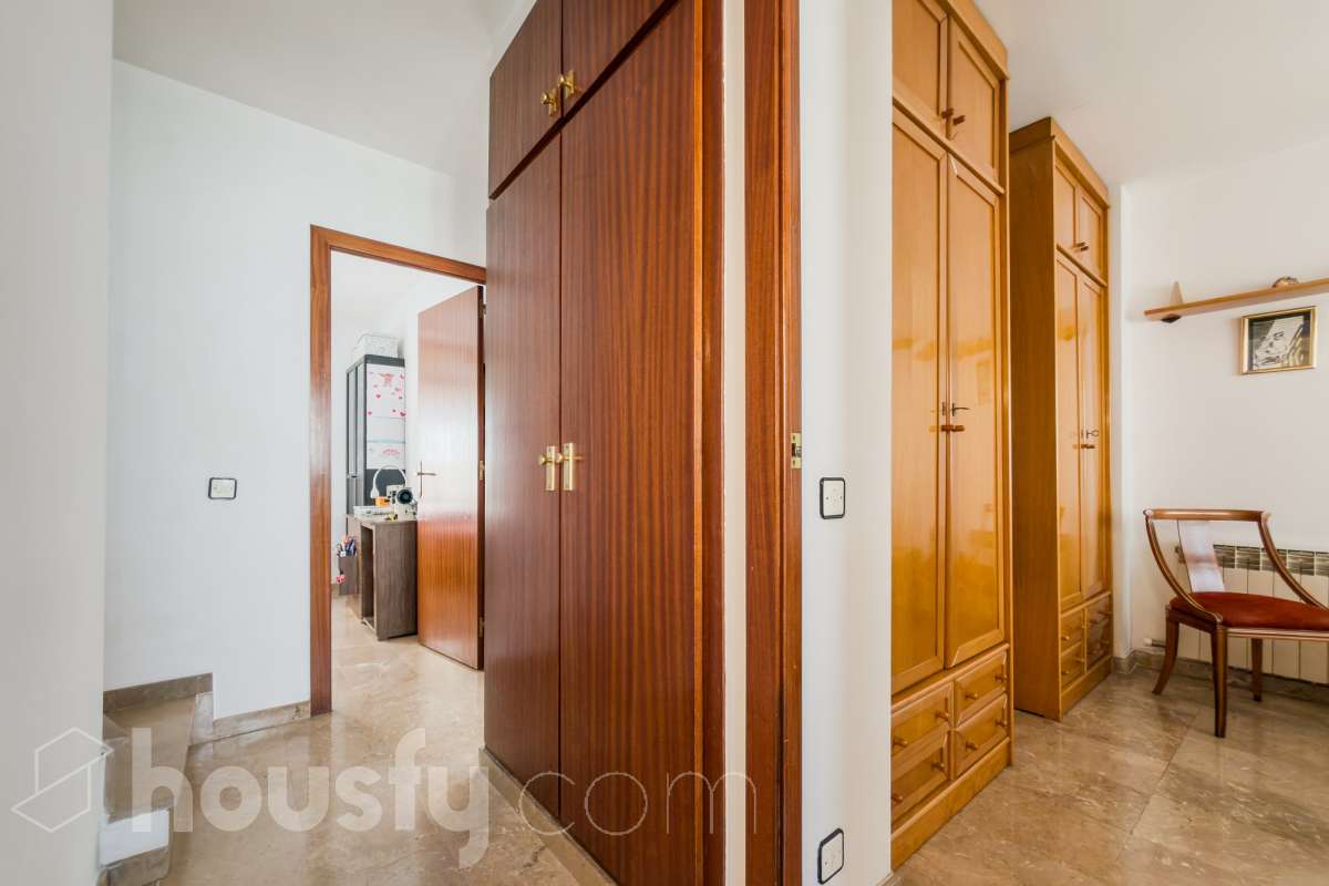 Housfy vende 🏡 fabulosa casa ubicado en Santa Coloma de Gramenet, el cuál consta de 155m2 útiles (verificados con la Dirección General de Catastro). Construido en el año: 1989. Distribución de estancias -Salón-comedor -4 Dormitorios -2 Baños -Cocina equipada Características específicas -Plaza de garaje -Aire acondicionado -Trastero -Amueblado -Calefacción -Domótica -Balcón -Terraza -Jardín privado Zona y entorno Respecto a la ubicación, se sitúa en Santa Coloma de Gramenet, municipio de Barcelona. Esta propiedad se encuentra cerca de transporte público, colegios, supermercados y farmacias. Aviso legal El precio de venta no incluye gastos de la compraventa como notaría, registro, impuestos, ni tampoco honorarios agencia. Esta publicación no es vinculante. Consulta siempre la nota simple con Housfy antes de formalizar la compraventa. Sobre nosotros Housfy es la plataforma integral de servicios inmobiliarios. Nuestra combinación de expertos y tecnología pone al alcance de todo el mundo servicios cómodos, claros y seguros. AICAT número: 7922. Nos encargamos de la gestión y asesoramiento de la compra. ¡Olvídate de todo! Hacemos los trámites por ti. Y, si además necesitas financiación, ponemos a tu disposición un bróker hipotecario para ayudarte a conseguir las mejores condiciones para tu perfil económico. ¿Quieres visitarla? Contacta con Housfy y agenda tu visita sin compromiso. Más información en: housfy.com En cumplimiento de la Ley 8/2026 en Cataluña, el certificado de presencia o ausencia de amianto se encuentra en proceso de tramitación.-31