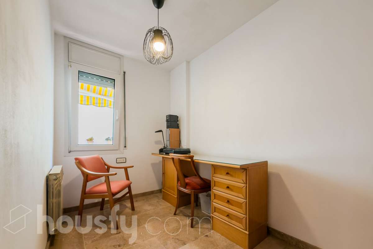 Housfy vende 🏡 fabulosa casa ubicado en Santa Coloma de Gramenet, el cuál consta de 155m2 útiles (verificados con la Dirección General de Catastro). Construido en el año: 1989. Distribución de estancias -Salón-comedor -4 Dormitorios -2 Baños -Cocina equipada Características específicas -Plaza de garaje -Aire acondicionado -Trastero -Amueblado -Calefacción -Domótica -Balcón -Terraza -Jardín privado Zona y entorno Respecto a la ubicación, se sitúa en Santa Coloma de Gramenet, municipio de Barcelona. Esta propiedad se encuentra cerca de transporte público, colegios, supermercados y farmacias. Aviso legal El precio de venta no incluye gastos de la compraventa como notaría, registro, impuestos, ni tampoco honorarios agencia. Esta publicación no es vinculante. Consulta siempre la nota simple con Housfy antes de formalizar la compraventa. Sobre nosotros Housfy es la plataforma integral de servicios inmobiliarios. Nuestra combinación de expertos y tecnología pone al alcance de todo el mundo servicios cómodos, claros y seguros. AICAT número: 7922. Nos encargamos de la gestión y asesoramiento de la compra. ¡Olvídate de todo! Hacemos los trámites por ti. Y, si además necesitas financiación, ponemos a tu disposición un bróker hipotecario para ayudarte a conseguir las mejores condiciones para tu perfil económico. ¿Quieres visitarla? Contacta con Housfy y agenda tu visita sin compromiso. Más información en: housfy.com En cumplimiento de la Ley 8/2026 en Cataluña, el certificado de presencia o ausencia de amianto se encuentra en proceso de tramitación.-12
