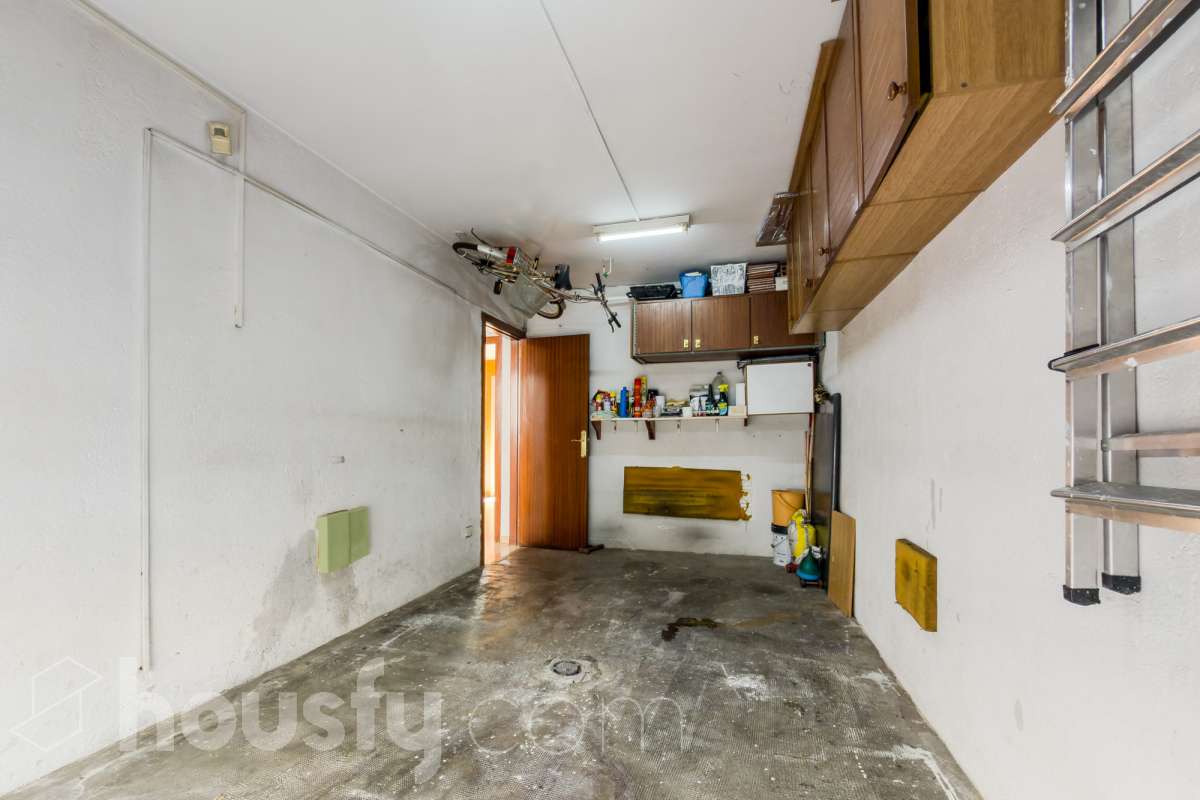Housfy vende 🏡 fabulosa casa ubicado en Santa Coloma de Gramenet, el cuál consta de 155m2 útiles (verificados con la Dirección General de Catastro). Construido en el año: 1989. Distribución de estancias -Salón-comedor -4 Dormitorios -2 Baños -Cocina equipada Características específicas -Plaza de garaje -Aire acondicionado -Trastero -Amueblado -Calefacción -Domótica -Balcón -Terraza -Jardín privado Zona y entorno Respecto a la ubicación, se sitúa en Santa Coloma de Gramenet, municipio de Barcelona. Esta propiedad se encuentra cerca de transporte público, colegios, supermercados y farmacias. Aviso legal El precio de venta no incluye gastos de la compraventa como notaría, registro, impuestos, ni tampoco honorarios agencia. Esta publicación no es vinculante. Consulta siempre la nota simple con Housfy antes de formalizar la compraventa. Sobre nosotros Housfy es la plataforma integral de servicios inmobiliarios. Nuestra combinación de expertos y tecnología pone al alcance de todo el mundo servicios cómodos, claros y seguros. AICAT número: 7922. Nos encargamos de la gestión y asesoramiento de la compra. ¡Olvídate de todo! Hacemos los trámites por ti. Y, si además necesitas financiación, ponemos a tu disposición un bróker hipotecario para ayudarte a conseguir las mejores condiciones para tu perfil económico. ¿Quieres visitarla? Contacta con Housfy y agenda tu visita sin compromiso. Más información en: housfy.com En cumplimiento de la Ley 8/2026 en Cataluña, el certificado de presencia o ausencia de amianto se encuentra en proceso de tramitación.-33