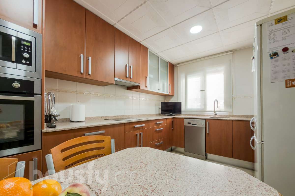Housfy vende 🏡 fabulosa casa ubicado en Santa Coloma de Gramenet, el cuál consta de 155m2 útiles (verificados con la Dirección General de Catastro). Construido en el año: 1989. Distribución de estancias -Salón-comedor -4 Dormitorios -2 Baños -Cocina equipada Características específicas -Plaza de garaje -Aire acondicionado -Trastero -Amueblado -Calefacción -Domótica -Balcón -Terraza -Jardín privado Zona y entorno Respecto a la ubicación, se sitúa en Santa Coloma de Gramenet, municipio de Barcelona. Esta propiedad se encuentra cerca de transporte público, colegios, supermercados y farmacias. Aviso legal El precio de venta no incluye gastos de la compraventa como notaría, registro, impuestos, ni tampoco honorarios agencia. Esta publicación no es vinculante. Consulta siempre la nota simple con Housfy antes de formalizar la compraventa. Sobre nosotros Housfy es la plataforma integral de servicios inmobiliarios. Nuestra combinación de expertos y tecnología pone al alcance de todo el mundo servicios cómodos, claros y seguros. AICAT número: 7922. Nos encargamos de la gestión y asesoramiento de la compra. ¡Olvídate de todo! Hacemos los trámites por ti. Y, si además necesitas financiación, ponemos a tu disposición un bróker hipotecario para ayudarte a conseguir las mejores condiciones para tu perfil económico. ¿Quieres visitarla? Contacta con Housfy y agenda tu visita sin compromiso. Más información en: housfy.com En cumplimiento de la Ley 8/2026 en Cataluña, el certificado de presencia o ausencia de amianto se encuentra en proceso de tramitación.-16