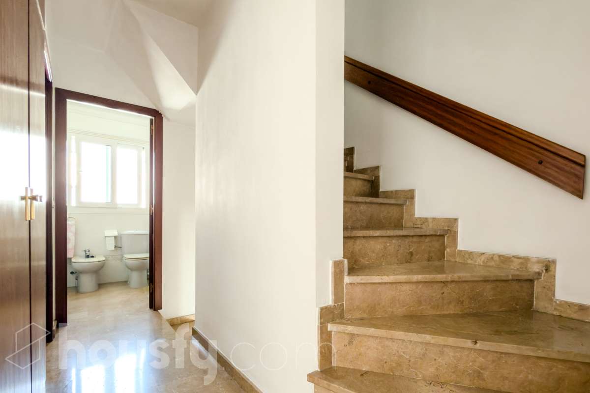 Housfy vende 🏡 fabulosa casa ubicado en Santa Coloma de Gramenet, el cuál consta de 155m2 útiles (verificados con la Dirección General de Catastro). Construido en el año: 1989. Distribución de estancias -Salón-comedor -4 Dormitorios -2 Baños -Cocina equipada Características específicas -Plaza de garaje -Aire acondicionado -Trastero -Amueblado -Calefacción -Domótica -Balcón -Terraza -Jardín privado Zona y entorno Respecto a la ubicación, se sitúa en Santa Coloma de Gramenet, municipio de Barcelona. Esta propiedad se encuentra cerca de transporte público, colegios, supermercados y farmacias. Aviso legal El precio de venta no incluye gastos de la compraventa como notaría, registro, impuestos, ni tampoco honorarios agencia. Esta publicación no es vinculante. Consulta siempre la nota simple con Housfy antes de formalizar la compraventa. Sobre nosotros Housfy es la plataforma integral de servicios inmobiliarios. Nuestra combinación de expertos y tecnología pone al alcance de todo el mundo servicios cómodos, claros y seguros. AICAT número: 7922. Nos encargamos de la gestión y asesoramiento de la compra. ¡Olvídate de todo! Hacemos los trámites por ti. Y, si además necesitas financiación, ponemos a tu disposición un bróker hipotecario para ayudarte a conseguir las mejores condiciones para tu perfil económico. ¿Quieres visitarla? Contacta con Housfy y agenda tu visita sin compromiso. Más información en: housfy.com En cumplimiento de la Ley 8/2026 en Cataluña, el certificado de presencia o ausencia de amianto se encuentra en proceso de tramitación.-30