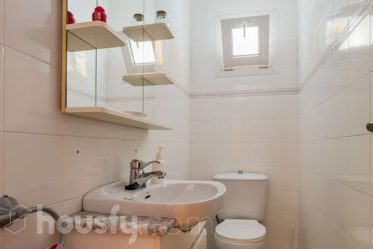 Housfy vende 🏡 fabulosa casa ubicado en Santa Coloma de Gramenet, el cuál consta de 155m2 útiles (verificados con la Dirección General de Catastro). Construido en el año: 1989. Distribución de estancias -Salón-comedor -4 Dormitorios -2 Baños -Cocina equipada Características específicas -Plaza de garaje -Aire acondicionado -Trastero -Amueblado -Calefacción -Domótica -Balcón -Terraza -Jardín privado Zona y entorno Respecto a la ubicación, se sitúa en Santa Coloma de Gramenet, municipio de Barcelona. Esta propiedad se encuentra cerca de transporte público, colegios, supermercados y farmacias. Aviso legal El precio de venta no incluye gastos de la compraventa como notaría, registro, impuestos, ni tampoco honorarios agencia. Esta publicación no es vinculante. Consulta siempre la nota simple con Housfy antes de formalizar la compraventa. Sobre nosotros Housfy es la plataforma integral de servicios inmobiliarios. Nuestra combinación de expertos y tecnología pone al alcance de todo el mundo servicios cómodos, claros y seguros. AICAT número: 7922. Nos encargamos de la gestión y asesoramiento de la compra. ¡Olvídate de todo! Hacemos los trámites por ti. Y, si además necesitas financiación, ponemos a tu disposición un bróker hipotecario para ayudarte a conseguir las mejores condiciones para tu perfil económico. ¿Quieres visitarla? Contacta con Housfy y agenda tu visita sin compromiso. Más información en: housfy.com En cumplimiento de la Ley 8/2026 en Cataluña, el certificado de presencia o ausencia de amianto se encuentra en proceso de tramitación.-20
