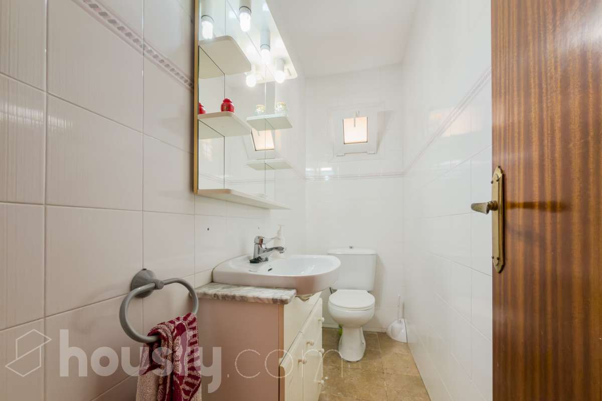 Housfy vende 🏡 fabulosa casa ubicado en Santa Coloma de Gramenet, el cuál consta de 155m2 útiles (verificados con la Dirección General de Catastro). Construido en el año: 1989. Distribución de estancias -Salón-comedor -4 Dormitorios -2 Baños -Cocina equipada Características específicas -Plaza de garaje -Aire acondicionado -Trastero -Amueblado -Calefacción -Domótica -Balcón -Terraza -Jardín privado Zona y entorno Respecto a la ubicación, se sitúa en Santa Coloma de Gramenet, municipio de Barcelona. Esta propiedad se encuentra cerca de transporte público, colegios, supermercados y farmacias. Aviso legal El precio de venta no incluye gastos de la compraventa como notaría, registro, impuestos, ni tampoco honorarios agencia. Esta publicación no es vinculante. Consulta siempre la nota simple con Housfy antes de formalizar la compraventa. Sobre nosotros Housfy es la plataforma integral de servicios inmobiliarios. Nuestra combinación de expertos y tecnología pone al alcance de todo el mundo servicios cómodos, claros y seguros. AICAT número: 7922. Nos encargamos de la gestión y asesoramiento de la compra. ¡Olvídate de todo! Hacemos los trámites por ti. Y, si además necesitas financiación, ponemos a tu disposición un bróker hipotecario para ayudarte a conseguir las mejores condiciones para tu perfil económico. ¿Quieres visitarla? Contacta con Housfy y agenda tu visita sin compromiso. Más información en: housfy.com En cumplimiento de la Ley 8/2026 en Cataluña, el certificado de presencia o ausencia de amianto se encuentra en proceso de tramitación.-22