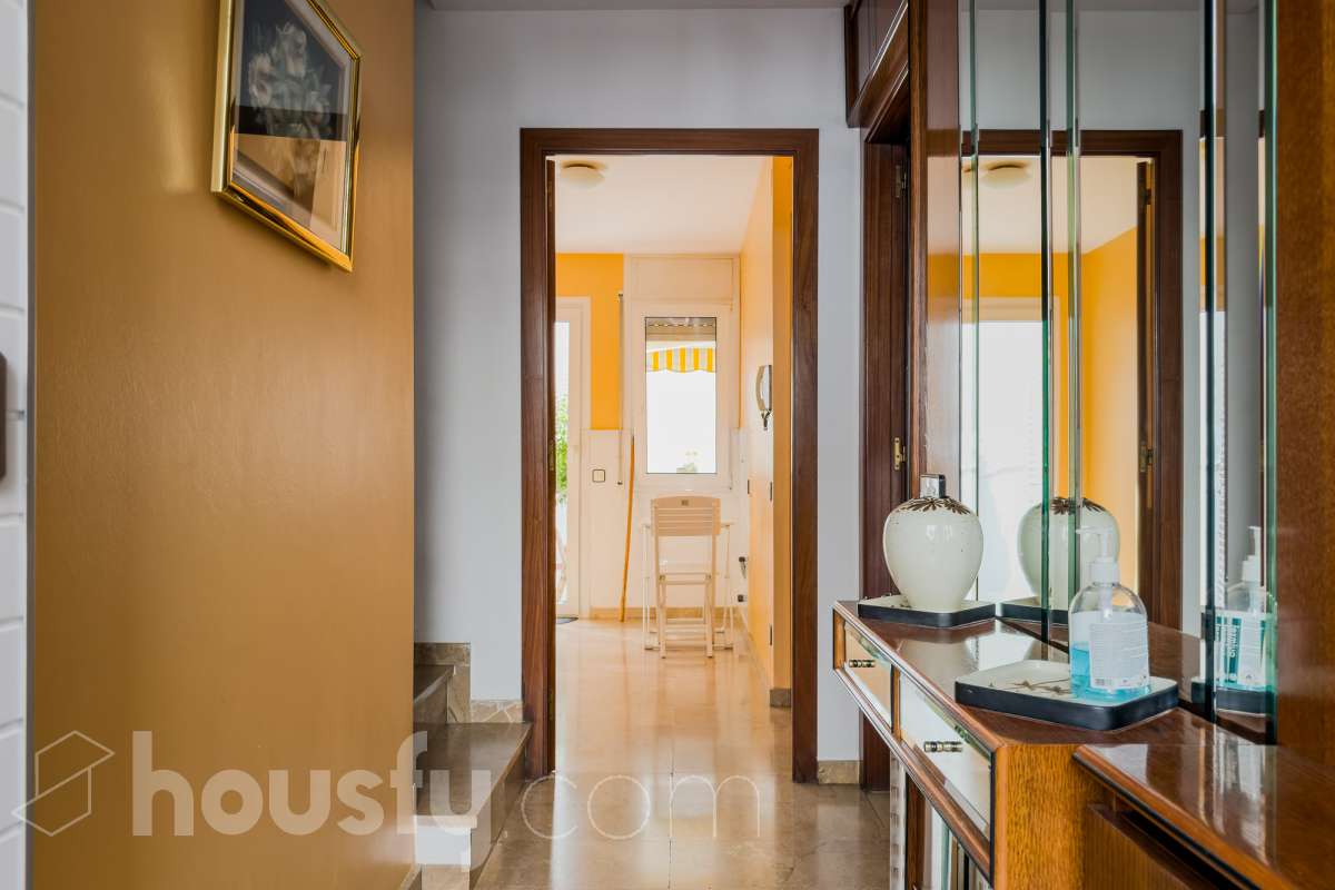 Housfy vende 🏡 fabulosa casa ubicado en Santa Coloma de Gramenet, el cuál consta de 155m2 útiles (verificados con la Dirección General de Catastro). Construido en el año: 1989. Distribución de estancias -Salón-comedor -4 Dormitorios -2 Baños -Cocina equipada Características específicas -Plaza de garaje -Aire acondicionado -Trastero -Amueblado -Calefacción -Domótica -Balcón -Terraza -Jardín privado Zona y entorno Respecto a la ubicación, se sitúa en Santa Coloma de Gramenet, municipio de Barcelona. Esta propiedad se encuentra cerca de transporte público, colegios, supermercados y farmacias. Aviso legal El precio de venta no incluye gastos de la compraventa como notaría, registro, impuestos, ni tampoco honorarios agencia. Esta publicación no es vinculante. Consulta siempre la nota simple con Housfy antes de formalizar la compraventa. Sobre nosotros Housfy es la plataforma integral de servicios inmobiliarios. Nuestra combinación de expertos y tecnología pone al alcance de todo el mundo servicios cómodos, claros y seguros. AICAT número: 7922. Nos encargamos de la gestión y asesoramiento de la compra. ¡Olvídate de todo! Hacemos los trámites por ti. Y, si además necesitas financiación, ponemos a tu disposición un bróker hipotecario para ayudarte a conseguir las mejores condiciones para tu perfil económico. ¿Quieres visitarla? Contacta con Housfy y agenda tu visita sin compromiso. Más información en: housfy.com En cumplimiento de la Ley 8/2026 en Cataluña, el certificado de presencia o ausencia de amianto se encuentra en proceso de tramitación.-28