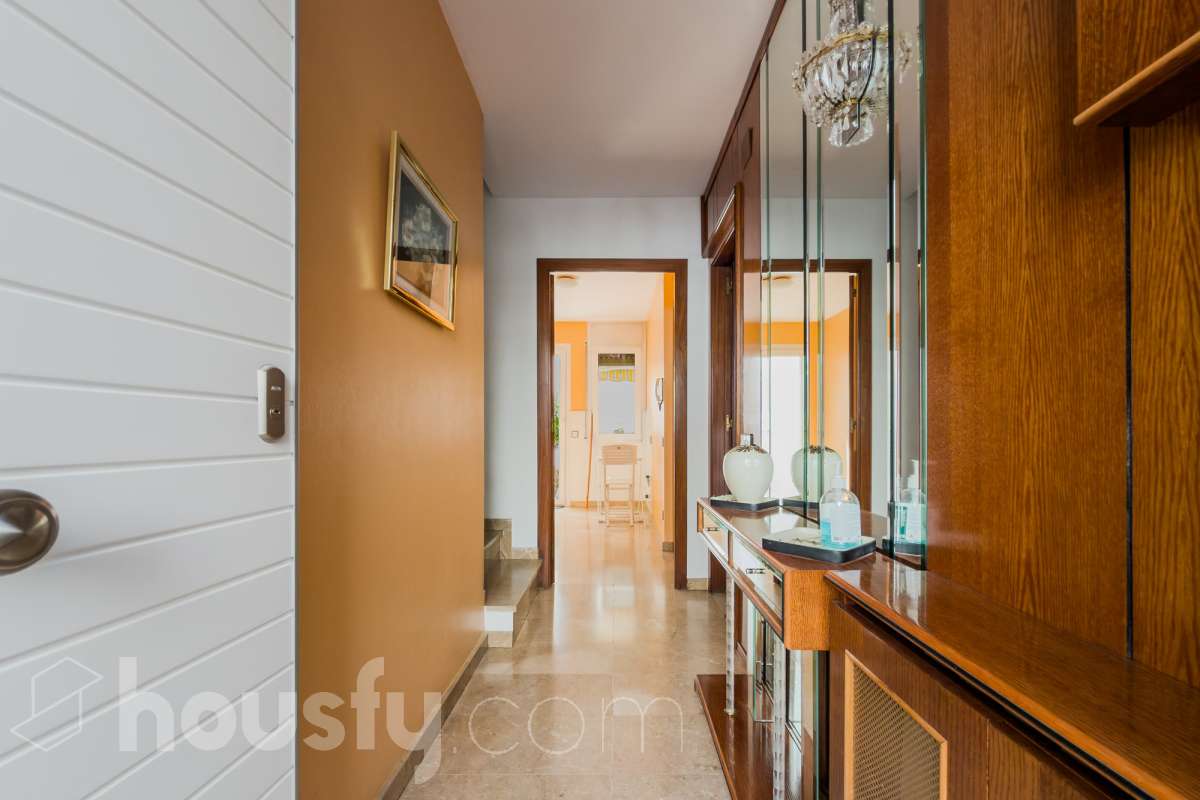 Housfy vende 🏡 fabulosa casa ubicado en Santa Coloma de Gramenet, el cuál consta de 155m2 útiles (verificados con la Dirección General de Catastro). Construido en el año: 1989. Distribución de estancias -Salón-comedor -4 Dormitorios -2 Baños -Cocina equipada Características específicas -Plaza de garaje -Aire acondicionado -Trastero -Amueblado -Calefacción -Domótica -Balcón -Terraza -Jardín privado Zona y entorno Respecto a la ubicación, se sitúa en Santa Coloma de Gramenet, municipio de Barcelona. Esta propiedad se encuentra cerca de transporte público, colegios, supermercados y farmacias. Aviso legal El precio de venta no incluye gastos de la compraventa como notaría, registro, impuestos, ni tampoco honorarios agencia. Esta publicación no es vinculante. Consulta siempre la nota simple con Housfy antes de formalizar la compraventa. Sobre nosotros Housfy es la plataforma integral de servicios inmobiliarios. Nuestra combinación de expertos y tecnología pone al alcance de todo el mundo servicios cómodos, claros y seguros. AICAT número: 7922. Nos encargamos de la gestión y asesoramiento de la compra. ¡Olvídate de todo! Hacemos los trámites por ti. Y, si además necesitas financiación, ponemos a tu disposición un bróker hipotecario para ayudarte a conseguir las mejores condiciones para tu perfil económico. ¿Quieres visitarla? Contacta con Housfy y agenda tu visita sin compromiso. Más información en: housfy.com En cumplimiento de la Ley 8/2026 en Cataluña, el certificado de presencia o ausencia de amianto se encuentra en proceso de tramitación.-29