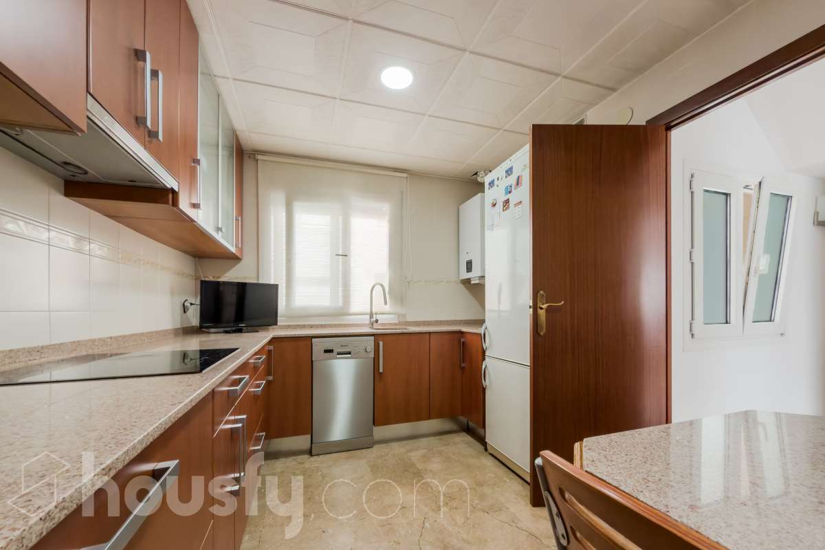 Housfy vende 🏡 fabulosa casa ubicado en Santa Coloma de Gramenet, el cuál consta de 155m2 útiles (verificados con la Dirección General de Catastro). Construido en el año: 1989. Distribución de estancias -Salón-comedor -4 Dormitorios -2 Baños -Cocina equipada Características específicas -Plaza de garaje -Aire acondicionado -Trastero -Amueblado -Calefacción -Domótica -Balcón -Terraza -Jardín privado Zona y entorno Respecto a la ubicación, se sitúa en Santa Coloma de Gramenet, municipio de Barcelona. Esta propiedad se encuentra cerca de transporte público, colegios, supermercados y farmacias. Aviso legal El precio de venta no incluye gastos de la compraventa como notaría, registro, impuestos, ni tampoco honorarios agencia. Esta publicación no es vinculante. Consulta siempre la nota simple con Housfy antes de formalizar la compraventa. Sobre nosotros Housfy es la plataforma integral de servicios inmobiliarios. Nuestra combinación de expertos y tecnología pone al alcance de todo el mundo servicios cómodos, claros y seguros. AICAT número: 7922. Nos encargamos de la gestión y asesoramiento de la compra. ¡Olvídate de todo! Hacemos los trámites por ti. Y, si además necesitas financiación, ponemos a tu disposición un bróker hipotecario para ayudarte a conseguir las mejores condiciones para tu perfil económico. ¿Quieres visitarla? Contacta con Housfy y agenda tu visita sin compromiso. Más información en: housfy.com En cumplimiento de la Ley 8/2026 en Cataluña, el certificado de presencia o ausencia de amianto se encuentra en proceso de tramitación.-17