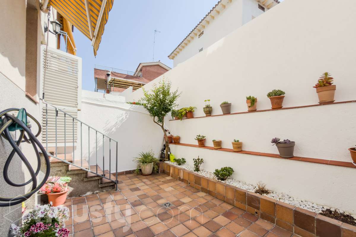 Housfy vende 🏡 fabulosa casa ubicado en Santa Coloma de Gramenet, el cuál consta de 155m2 útiles (verificados con la Dirección General de Catastro). Construido en el año: 1989. Distribución de estancias -Salón-comedor -4 Dormitorios -2 Baños -Cocina equipada Características específicas -Plaza de garaje -Aire acondicionado -Trastero -Amueblado -Calefacción -Domótica -Balcón -Terraza -Jardín privado Zona y entorno Respecto a la ubicación, se sitúa en Santa Coloma de Gramenet, municipio de Barcelona. Esta propiedad se encuentra cerca de transporte público, colegios, supermercados y farmacias. Aviso legal El precio de venta no incluye gastos de la compraventa como notaría, registro, impuestos, ni tampoco honorarios agencia. Esta publicación no es vinculante. Consulta siempre la nota simple con Housfy antes de formalizar la compraventa. Sobre nosotros Housfy es la plataforma integral de servicios inmobiliarios. Nuestra combinación de expertos y tecnología pone al alcance de todo el mundo servicios cómodos, claros y seguros. AICAT número: 7922. Nos encargamos de la gestión y asesoramiento de la compra. ¡Olvídate de todo! Hacemos los trámites por ti. Y, si además necesitas financiación, ponemos a tu disposición un bróker hipotecario para ayudarte a conseguir las mejores condiciones para tu perfil económico. ¿Quieres visitarla? Contacta con Housfy y agenda tu visita sin compromiso. Más información en: housfy.com En cumplimiento de la Ley 8/2026 en Cataluña, el certificado de presencia o ausencia de amianto se encuentra en proceso de tramitación.-25
