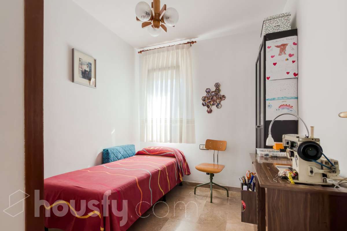 Housfy vende 🏡 fabulosa casa ubicado en Santa Coloma de Gramenet, el cuál consta de 155m2 útiles (verificados con la Dirección General de Catastro). Construido en el año: 1989. Distribución de estancias -Salón-comedor -4 Dormitorios -2 Baños -Cocina equipada Características específicas -Plaza de garaje -Aire acondicionado -Trastero -Amueblado -Calefacción -Domótica -Balcón -Terraza -Jardín privado Zona y entorno Respecto a la ubicación, se sitúa en Santa Coloma de Gramenet, municipio de Barcelona. Esta propiedad se encuentra cerca de transporte público, colegios, supermercados y farmacias. Aviso legal El precio de venta no incluye gastos de la compraventa como notaría, registro, impuestos, ni tampoco honorarios agencia. Esta publicación no es vinculante. Consulta siempre la nota simple con Housfy antes de formalizar la compraventa. Sobre nosotros Housfy es la plataforma integral de servicios inmobiliarios. Nuestra combinación de expertos y tecnología pone al alcance de todo el mundo servicios cómodos, claros y seguros. AICAT número: 7922. Nos encargamos de la gestión y asesoramiento de la compra. ¡Olvídate de todo! Hacemos los trámites por ti. Y, si además necesitas financiación, ponemos a tu disposición un bróker hipotecario para ayudarte a conseguir las mejores condiciones para tu perfil económico. ¿Quieres visitarla? Contacta con Housfy y agenda tu visita sin compromiso. Más información en: housfy.com En cumplimiento de la Ley 8/2026 en Cataluña, el certificado de presencia o ausencia de amianto se encuentra en proceso de tramitación.-10