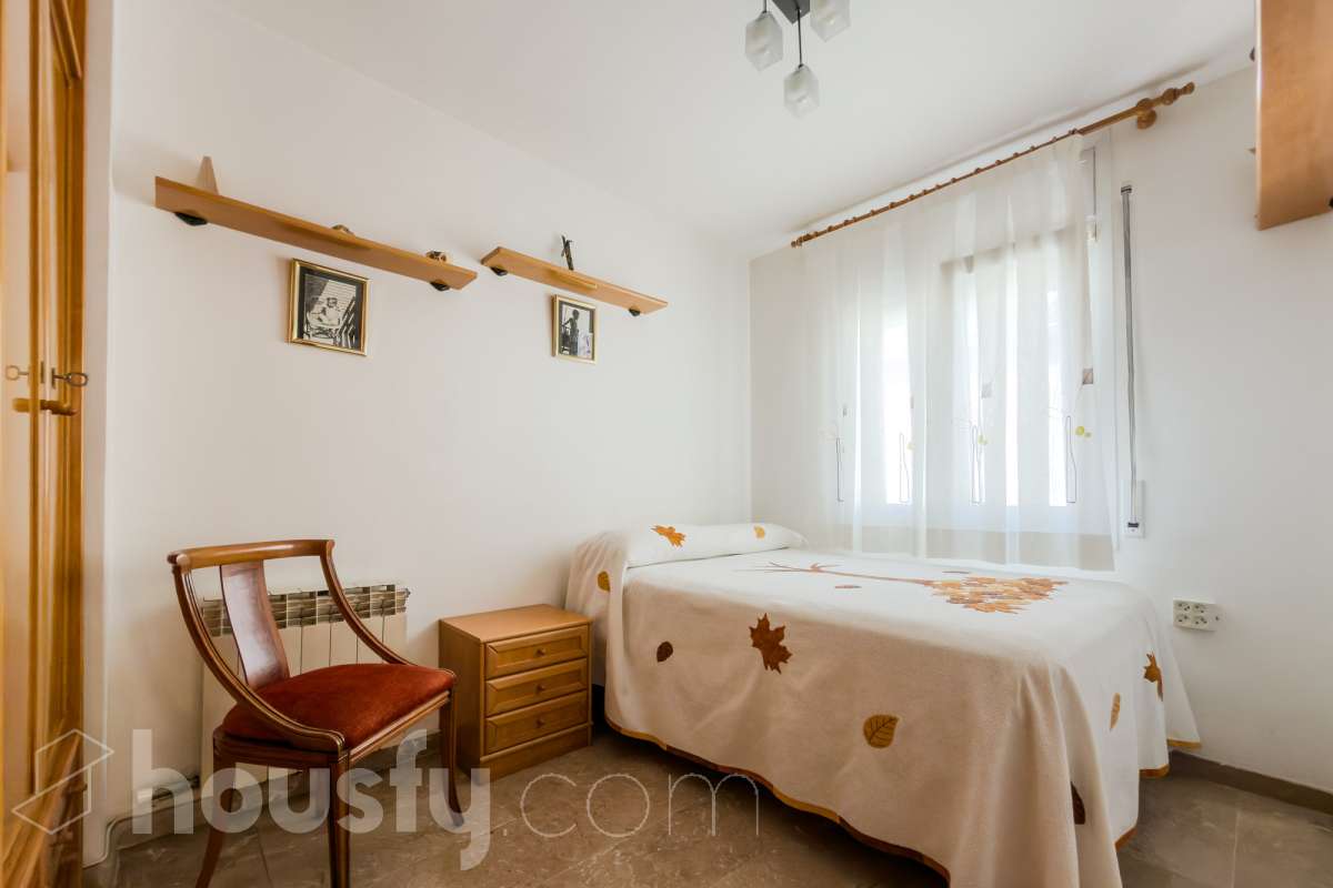 Housfy vende 🏡 fabulosa casa ubicado en Santa Coloma de Gramenet, el cuál consta de 155m2 útiles (verificados con la Dirección General de Catastro). Construido en el año: 1989. Distribución de estancias -Salón-comedor -4 Dormitorios -2 Baños -Cocina equipada Características específicas -Plaza de garaje -Aire acondicionado -Trastero -Amueblado -Calefacción -Domótica -Balcón -Terraza -Jardín privado Zona y entorno Respecto a la ubicación, se sitúa en Santa Coloma de Gramenet, municipio de Barcelona. Esta propiedad se encuentra cerca de transporte público, colegios, supermercados y farmacias. Aviso legal El precio de venta no incluye gastos de la compraventa como notaría, registro, impuestos, ni tampoco honorarios agencia. Esta publicación no es vinculante. Consulta siempre la nota simple con Housfy antes de formalizar la compraventa. Sobre nosotros Housfy es la plataforma integral de servicios inmobiliarios. Nuestra combinación de expertos y tecnología pone al alcance de todo el mundo servicios cómodos, claros y seguros. AICAT número: 7922. Nos encargamos de la gestión y asesoramiento de la compra. ¡Olvídate de todo! Hacemos los trámites por ti. Y, si además necesitas financiación, ponemos a tu disposición un bróker hipotecario para ayudarte a conseguir las mejores condiciones para tu perfil económico. ¿Quieres visitarla? Contacta con Housfy y agenda tu visita sin compromiso. Más información en: housfy.com En cumplimiento de la Ley 8/2026 en Cataluña, el certificado de presencia o ausencia de amianto se encuentra en proceso de tramitación.-6