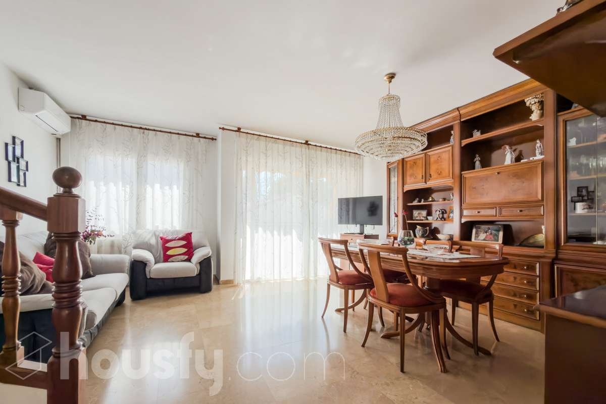 Housfy vende 🏡 fabulosa casa ubicado en Santa Coloma de Gramenet, el cuál consta de 155m2 útiles (verificados con la Dirección General de Catastro). Construido en el año: 1989. Distribución de estancias -Salón-comedor -4 Dormitorios -2 Baños -Cocina equipada Características específicas -Plaza de garaje -Aire acondicionado -Trastero -Amueblado -Calefacción -Domótica -Balcón -Terraza -Jardín privado Zona y entorno Respecto a la ubicación, se sitúa en Santa Coloma de Gramenet, municipio de Barcelona. Esta propiedad se encuentra cerca de transporte público, colegios, supermercados y farmacias. Aviso legal El precio de venta no incluye gastos de la compraventa como notaría, registro, impuestos, ni tampoco honorarios agencia. Esta publicación no es vinculante. Consulta siempre la nota simple con Housfy antes de formalizar la compraventa. Sobre nosotros Housfy es la plataforma integral de servicios inmobiliarios. Nuestra combinación de expertos y tecnología pone al alcance de todo el mundo servicios cómodos, claros y seguros. AICAT número: 7922. Nos encargamos de la gestión y asesoramiento de la compra. ¡Olvídate de todo! Hacemos los trámites por ti. Y, si además necesitas financiación, ponemos a tu disposición un bróker hipotecario para ayudarte a conseguir las mejores condiciones para tu perfil económico. ¿Quieres visitarla? Contacta con Housfy y agenda tu visita sin compromiso. Más información en: housfy.com En cumplimiento de la Ley 8/2026 en Cataluña, el certificado de presencia o ausencia de amianto se encuentra en proceso de tramitación.-2