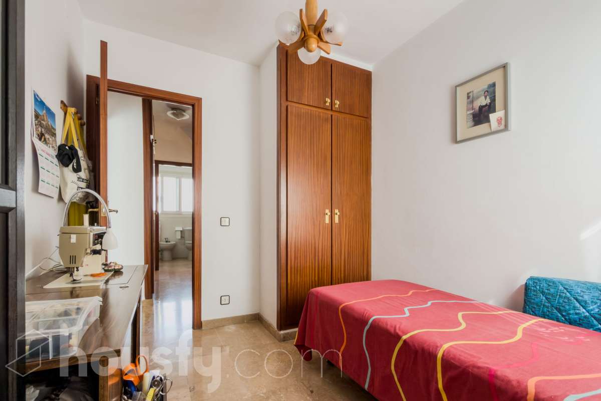 Housfy vende 🏡 fabulosa casa ubicado en Santa Coloma de Gramenet, el cuál consta de 155m2 útiles (verificados con la Dirección General de Catastro). Construido en el año: 1989. Distribución de estancias -Salón-comedor -4 Dormitorios -2 Baños -Cocina equipada Características específicas -Plaza de garaje -Aire acondicionado -Trastero -Amueblado -Calefacción -Domótica -Balcón -Terraza -Jardín privado Zona y entorno Respecto a la ubicación, se sitúa en Santa Coloma de Gramenet, municipio de Barcelona. Esta propiedad se encuentra cerca de transporte público, colegios, supermercados y farmacias. Aviso legal El precio de venta no incluye gastos de la compraventa como notaría, registro, impuestos, ni tampoco honorarios agencia. Esta publicación no es vinculante. Consulta siempre la nota simple con Housfy antes de formalizar la compraventa. Sobre nosotros Housfy es la plataforma integral de servicios inmobiliarios. Nuestra combinación de expertos y tecnología pone al alcance de todo el mundo servicios cómodos, claros y seguros. AICAT número: 7922. Nos encargamos de la gestión y asesoramiento de la compra. ¡Olvídate de todo! Hacemos los trámites por ti. Y, si además necesitas financiación, ponemos a tu disposición un bróker hipotecario para ayudarte a conseguir las mejores condiciones para tu perfil económico. ¿Quieres visitarla? Contacta con Housfy y agenda tu visita sin compromiso. Más información en: housfy.com En cumplimiento de la Ley 8/2026 en Cataluña, el certificado de presencia o ausencia de amianto se encuentra en proceso de tramitación.-11