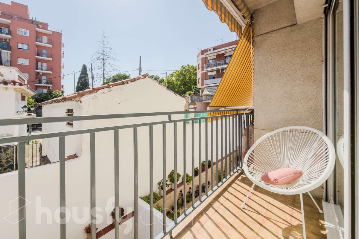 Housfy vende 🏡 fabulosa casa ubicado en Santa Coloma de Gramenet, el cuál consta de 155m2 útiles (verificados con la Dirección General de Catastro). Construido en el año: 1989. Distribución de estancias -Salón-comedor -4 Dormitorios -2 Baños -Cocina equipada Características específicas -Plaza de garaje -Aire acondicionado -Trastero -Amueblado -Calefacción -Domótica -Balcón -Terraza -Jardín privado Zona y entorno Respecto a la ubicación, se sitúa en Santa Coloma de Gramenet, municipio de Barcelona. Esta propiedad se encuentra cerca de transporte público, colegios, supermercados y farmacias. Aviso legal El precio de venta no incluye gastos de la compraventa como notaría, registro, impuestos, ni tampoco honorarios agencia. Esta publicación no es vinculante. Consulta siempre la nota simple con Housfy antes de formalizar la compraventa. Sobre nosotros Housfy es la plataforma integral de servicios inmobiliarios. Nuestra combinación de expertos y tecnología pone al alcance de todo el mundo servicios cómodos, claros y seguros. AICAT número: 7922. Nos encargamos de la gestión y asesoramiento de la compra. ¡Olvídate de todo! Hacemos los trámites por ti. Y, si además necesitas financiación, ponemos a tu disposición un bróker hipotecario para ayudarte a conseguir las mejores condiciones para tu perfil económico. ¿Quieres visitarla? Contacta con Housfy y agenda tu visita sin compromiso. Más información en: housfy.com En cumplimiento de la Ley 8/2026 en Cataluña, el certificado de presencia o ausencia de amianto se encuentra en proceso de tramitación.-27