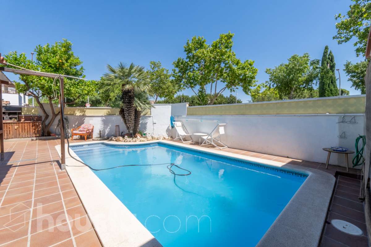 Casa independiente de 3 vientos con piscina y apartamento independiente en el centro de Sant Pere de Ribes
