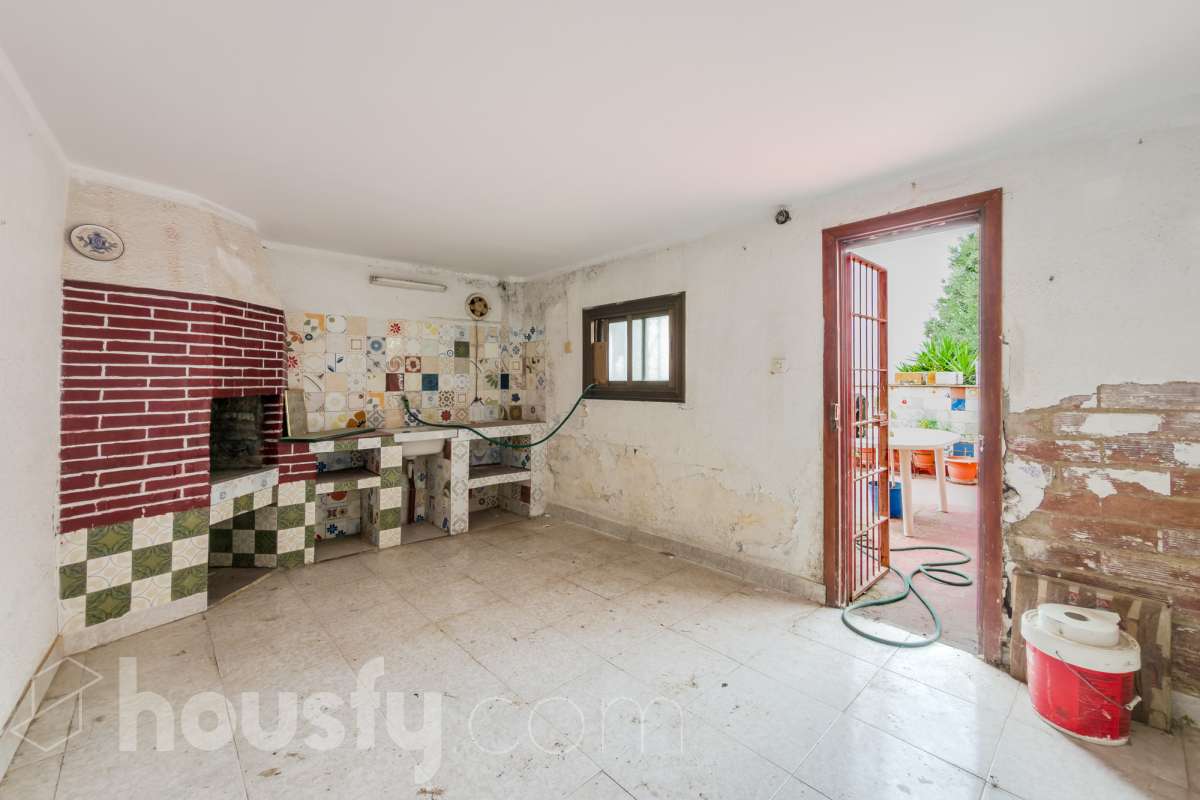 Housfy vende 🏡 amplia casa ubicada en Santa Coloma, Singerlin , la cuál consta de 139 m² útiles, con 80m2 de terraza y VISTAS A TODA BARCELONA, en zona residencial Distribución de estancias -Salón-comedor amplio. -3 Dormitorios en planta. -1 Baño. - Amplia cocina equipada. - Trastero - Calefacción - Amplias terrazas en toda la vivienda Zona y entorno Respecto a la ubicación, se sitúa en Santa Coloma de Gramenet, municipio de Barcelona. Esta propiedad se encuentra cerca de transporte público, colegios, supermercados y farmacias. Aviso legal El precio de venta no incluye gastos de la compraventa como notaría, registro, impuestos, ni tampoco honorarios agencia. Esta publicación no es vinculante. Consulta siempre la nota simple con Housfy antes de formalizar la compraventa. Sobre nosotros Housfy es la plataforma integral de servicios inmobiliarios. Nuestra combinación de expertos y tecnología pone al alcance de todo el mundo servicios cómodos, claros y seguros. AICAT número: 7922. Nos encargamos de la gestión y asesoramiento de la compra. ¡Olvídate de todo! Hacemos los trámites por ti. Y, si además necesitas financiación, ponemos a tu disposición un bróker hipotecario para ayudarte a conseguir las mejores condiciones para tu perfil económico. ¿Quieres visitarla? Contacta con Housfy y agenda tu visita sin compromiso. Más información en: housfy.com Este anuncio contiene imágenes ilustrativas, con el objetivo de mostrar el potencial de la propiedad, y pueden diferir del resultado final. En cumplimiento de la Ley 8/2026 en Cataluña, el certificado de presencia o ausencia de amianto se encuentra en proceso de tramitación.-20