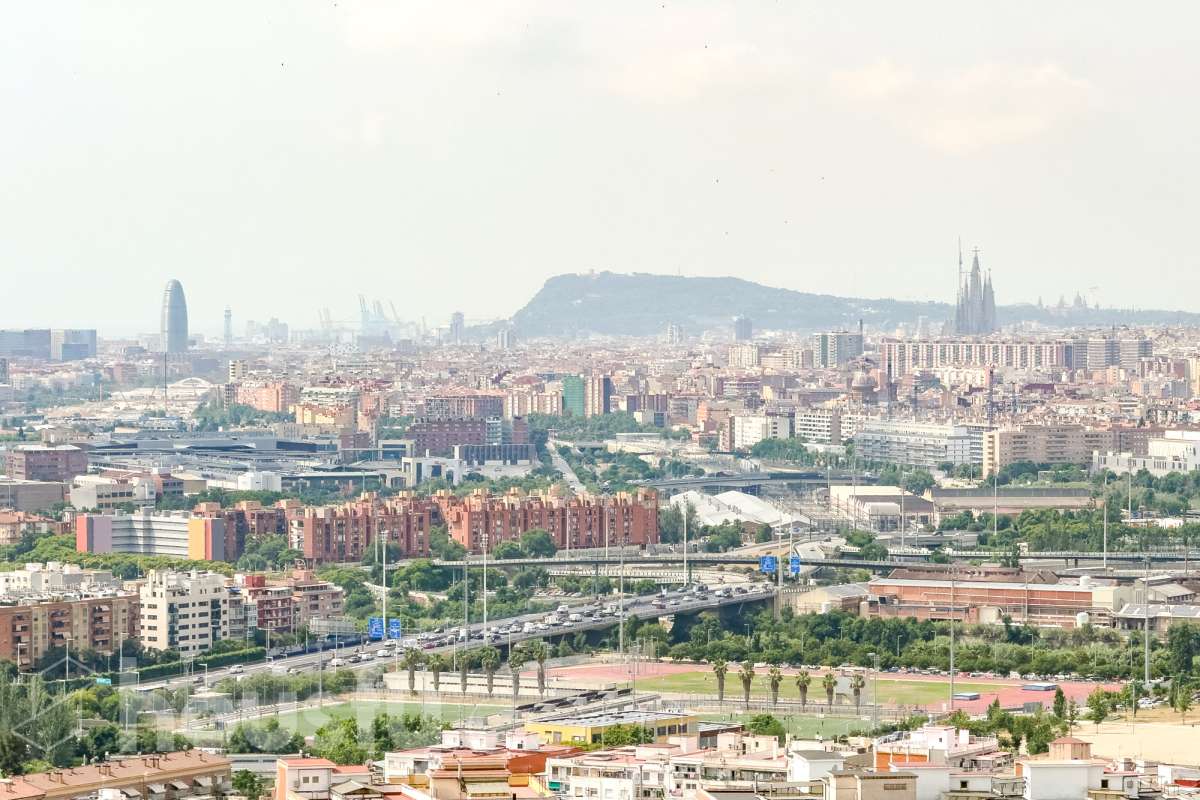 Housfy vende 🏡 amplia casa ubicada en Santa Coloma, Singerlin , la cuál consta de 139 m² útiles, con 80m2 de terraza y VISTAS A TODA BARCELONA, en zona residencial Distribución de estancias -Salón-comedor amplio. -3 Dormitorios en planta. -1 Baño. - Amplia cocina equipada. - Trastero - Calefacción - Amplias terrazas en toda la vivienda Zona y entorno Respecto a la ubicación, se sitúa en Santa Coloma de Gramenet, municipio de Barcelona. Esta propiedad se encuentra cerca de transporte público, colegios, supermercados y farmacias. Aviso legal El precio de venta no incluye gastos de la compraventa como notaría, registro, impuestos, ni tampoco honorarios agencia. Esta publicación no es vinculante. Consulta siempre la nota simple con Housfy antes de formalizar la compraventa. Sobre nosotros Housfy es la plataforma integral de servicios inmobiliarios. Nuestra combinación de expertos y tecnología pone al alcance de todo el mundo servicios cómodos, claros y seguros. AICAT número: 7922. Nos encargamos de la gestión y asesoramiento de la compra. ¡Olvídate de todo! Hacemos los trámites por ti. Y, si además necesitas financiación, ponemos a tu disposición un bróker hipotecario para ayudarte a conseguir las mejores condiciones para tu perfil económico. ¿Quieres visitarla? Contacta con Housfy y agenda tu visita sin compromiso. Más información en: housfy.com Este anuncio contiene imágenes ilustrativas, con el objetivo de mostrar el potencial de la propiedad, y pueden diferir del resultado final. En cumplimiento de la Ley 8/2026 en Cataluña, el certificado de presencia o ausencia de amianto se encuentra en proceso de tramitación.-24