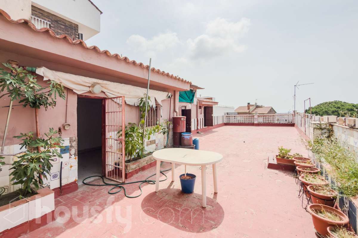 Housfy vende 🏡 amplia casa ubicada en Santa Coloma, Singerlin , la cuál consta de 139 m² útiles, con 80m2 de terraza y VISTAS A TODA BARCELONA, en zona residencial Distribución de estancias -Salón-comedor amplio. -3 Dormitorios en planta. -1 Baño. - Amplia cocina equipada. - Trastero - Calefacción - Amplias terrazas en toda la vivienda Zona y entorno Respecto a la ubicación, se sitúa en Santa Coloma de Gramenet, municipio de Barcelona. Esta propiedad se encuentra cerca de transporte público, colegios, supermercados y farmacias. Aviso legal El precio de venta no incluye gastos de la compraventa como notaría, registro, impuestos, ni tampoco honorarios agencia. Esta publicación no es vinculante. Consulta siempre la nota simple con Housfy antes de formalizar la compraventa. Sobre nosotros Housfy es la plataforma integral de servicios inmobiliarios. Nuestra combinación de expertos y tecnología pone al alcance de todo el mundo servicios cómodos, claros y seguros. AICAT número: 7922. Nos encargamos de la gestión y asesoramiento de la compra. ¡Olvídate de todo! Hacemos los trámites por ti. Y, si además necesitas financiación, ponemos a tu disposición un bróker hipotecario para ayudarte a conseguir las mejores condiciones para tu perfil económico. ¿Quieres visitarla? Contacta con Housfy y agenda tu visita sin compromiso. Más información en: housfy.com Este anuncio contiene imágenes ilustrativas, con el objetivo de mostrar el potencial de la propiedad, y pueden diferir del resultado final. En cumplimiento de la Ley 8/2026 en Cataluña, el certificado de presencia o ausencia de amianto se encuentra en proceso de tramitación.-2