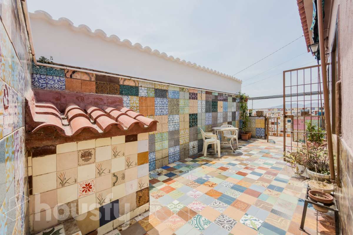 Housfy vende 🏡 amplia casa ubicada en Santa Coloma, Singerlin , la cuál consta de 139 m² útiles, con 80m2 de terraza y VISTAS A TODA BARCELONA, en zona residencial Distribución de estancias -Salón-comedor amplio. -3 Dormitorios en planta. -1 Baño. - Amplia cocina equipada. - Trastero - Calefacción - Amplias terrazas en toda la vivienda Zona y entorno Respecto a la ubicación, se sitúa en Santa Coloma de Gramenet, municipio de Barcelona. Esta propiedad se encuentra cerca de transporte público, colegios, supermercados y farmacias. Aviso legal El precio de venta no incluye gastos de la compraventa como notaría, registro, impuestos, ni tampoco honorarios agencia. Esta publicación no es vinculante. Consulta siempre la nota simple con Housfy antes de formalizar la compraventa. Sobre nosotros Housfy es la plataforma integral de servicios inmobiliarios. Nuestra combinación de expertos y tecnología pone al alcance de todo el mundo servicios cómodos, claros y seguros. AICAT número: 7922. Nos encargamos de la gestión y asesoramiento de la compra. ¡Olvídate de todo! Hacemos los trámites por ti. Y, si además necesitas financiación, ponemos a tu disposición un bróker hipotecario para ayudarte a conseguir las mejores condiciones para tu perfil económico. ¿Quieres visitarla? Contacta con Housfy y agenda tu visita sin compromiso. Más información en: housfy.com Este anuncio contiene imágenes ilustrativas, con el objetivo de mostrar el potencial de la propiedad, y pueden diferir del resultado final. En cumplimiento de la Ley 8/2026 en Cataluña, el certificado de presencia o ausencia de amianto se encuentra en proceso de tramitación.-4