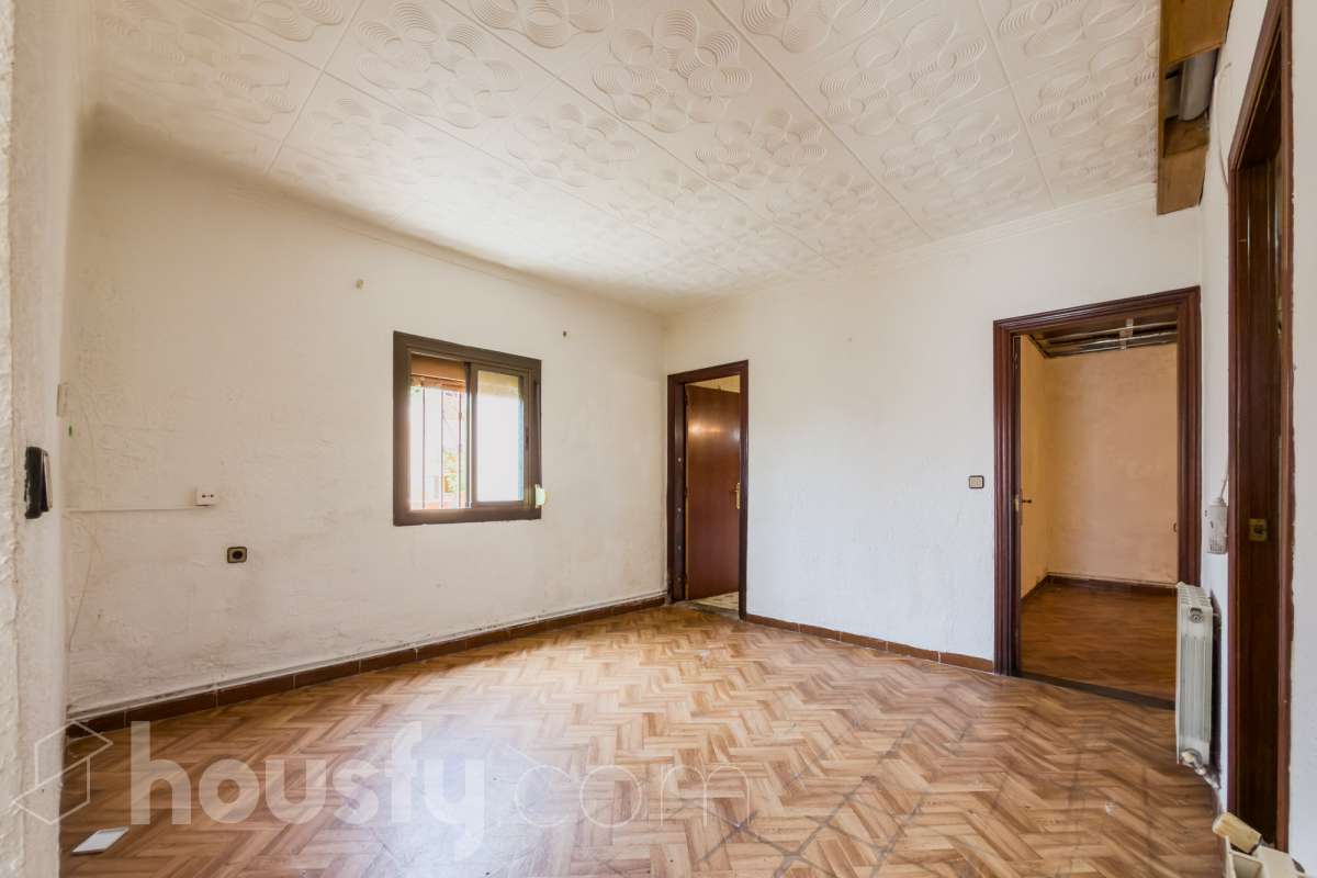 Housfy vende 🏡 amplia casa ubicada en Santa Coloma, Singerlin , la cuál consta de 139 m² útiles, con 80m2 de terraza y VISTAS A TODA BARCELONA, en zona residencial Distribución de estancias -Salón-comedor amplio. -3 Dormitorios en planta. -1 Baño. - Amplia cocina equipada. - Trastero - Calefacción - Amplias terrazas en toda la vivienda Zona y entorno Respecto a la ubicación, se sitúa en Santa Coloma de Gramenet, municipio de Barcelona. Esta propiedad se encuentra cerca de transporte público, colegios, supermercados y farmacias. Aviso legal El precio de venta no incluye gastos de la compraventa como notaría, registro, impuestos, ni tampoco honorarios agencia. Esta publicación no es vinculante. Consulta siempre la nota simple con Housfy antes de formalizar la compraventa. Sobre nosotros Housfy es la plataforma integral de servicios inmobiliarios. Nuestra combinación de expertos y tecnología pone al alcance de todo el mundo servicios cómodos, claros y seguros. AICAT número: 7922. Nos encargamos de la gestión y asesoramiento de la compra. ¡Olvídate de todo! Hacemos los trámites por ti. Y, si además necesitas financiación, ponemos a tu disposición un bróker hipotecario para ayudarte a conseguir las mejores condiciones para tu perfil económico. ¿Quieres visitarla? Contacta con Housfy y agenda tu visita sin compromiso. Más información en: housfy.com Este anuncio contiene imágenes ilustrativas, con el objetivo de mostrar el potencial de la propiedad, y pueden diferir del resultado final. En cumplimiento de la Ley 8/2026 en Cataluña, el certificado de presencia o ausencia de amianto se encuentra en proceso de tramitación.-5
