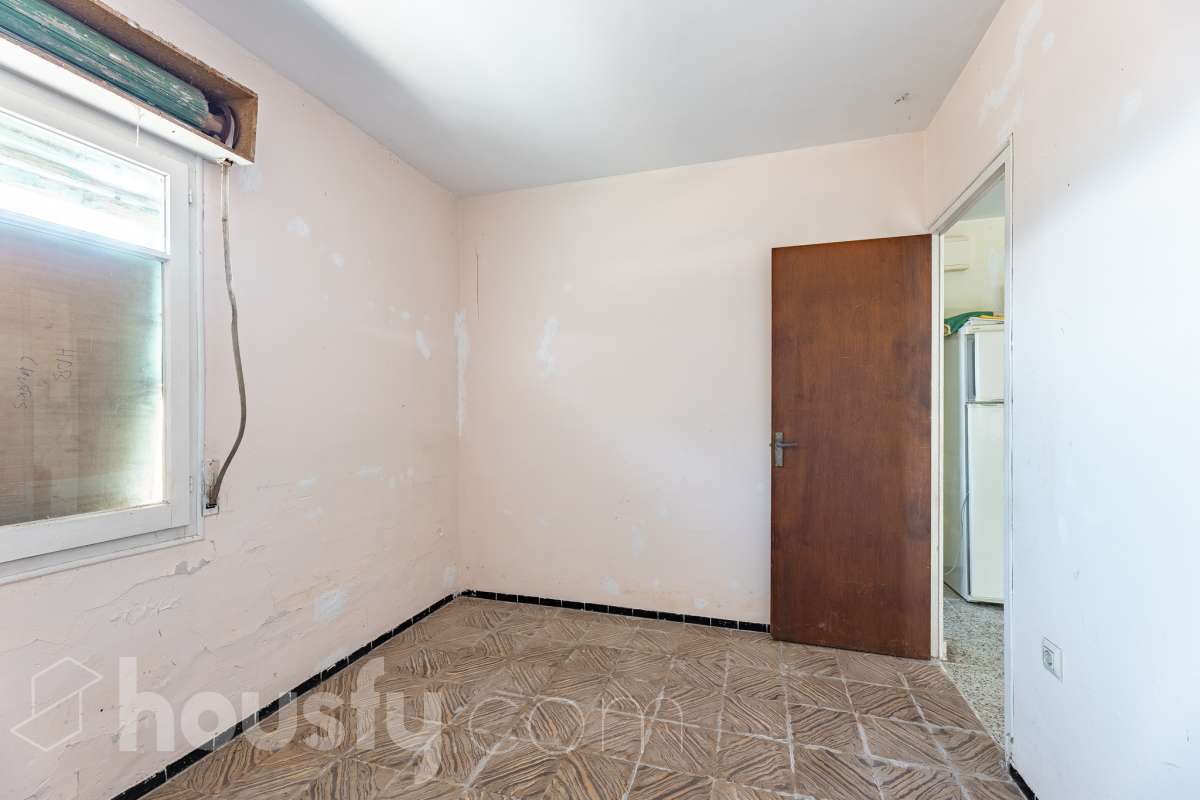Housfy vende 🏡 amplia casa a 3 vientos y parcela rústica, ubicada en Torrelavit. Vive con la máxima tranquilidad, rodeado de un paisaje vitivinícola idílico y una paz absoluta. Sin renunciar a una excelente conectividad a pocos minutos de la c-15. Vivienda para reformar y diseñar a tu gusto!. Dispone de una planta completamente diáfana y polivalente, diseñada para adaptarse al ritmo de tu vida: desde un taller artístico hasta el espacio de relax que siempre soñaste. Justo enfrente de la casa, se encuentra un precioso jardín de 105m2. La vivienda dispone de 165m2 útiles (verificados con la Dirección General de Catastro). Reformada en el año: 1975. el inmueble cuenta también con una parcela rústica adyacente de 2.575 m2. Distribución de estancias -Salón-comedor -3 Dormitorios -2 Baños -Cocina independiente. Características específicas -Patio -Jardín privado Zona y entorno Respecto a la ubicación, se sitúa en Torrelavit, municipio de Barcelona. Esta propiedad se encuentra cerca de transporte público, colegios, supermercados y farmacias. Aviso legal El precio de venta no incluye gastos de la compraventa como notaría, registro, impuestos, ni tampoco honorarios agencia. Esta publicación no es vinculante. Consulta siempre la nota simple con Housfy antes de formalizar la compraventa. Sobre nosotros Housfy es la plataforma integral de servicios inmobiliarios. Nuestra combinación de expertos y tecnología pone al alcance de todo el mundo servicios cómodos, claros y seguros. AICAT número: 7922. Nos encargamos de la gestión y asesoramiento de la compra. ¡Olvídate de todo! Hacemos los trámites por ti. Y, si además necesitas financiación, ponemos a tu disposición un bróker hipotecario para ayudarte a conseguir las mejores condiciones para tu perfil económico. ¿Quieres visitarla? Contacta con Housfy y agenda tu visita sin compromiso. Más información en: housfy.com-19