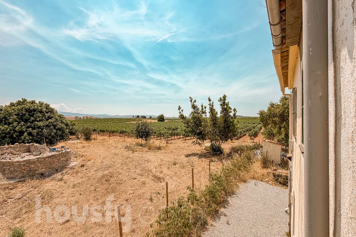 Housfy vende 🏡 amplia casa a 3 vientos y parcela rústica, ubicada en Torrelavit. Vive con la máxima tranquilidad, rodeado de un paisaje vitivinícola idílico y una paz absoluta. Sin renunciar a una excelente conectividad a pocos minutos de la c-15. Vivienda para reformar y diseñar a tu gusto!. Dispone de una planta completamente diáfana y polivalente, diseñada para adaptarse al ritmo de tu vida: desde un taller artístico hasta el espacio de relax que siempre soñaste. Justo enfrente de la casa, se encuentra un precioso jardín de 105m2. La vivienda dispone de 165m2 útiles (verificados con la Dirección General de Catastro). Reformada en el año: 1975. el inmueble cuenta también con una parcela rústica adyacente de 2.575 m2. Distribución de estancias -Salón-comedor -3 Dormitorios -2 Baños -Cocina independiente. Características específicas -Patio -Jardín privado Zona y entorno Respecto a la ubicación, se sitúa en Torrelavit, municipio de Barcelona. Esta propiedad se encuentra cerca de transporte público, colegios, supermercados y farmacias. Aviso legal El precio de venta no incluye gastos de la compraventa como notaría, registro, impuestos, ni tampoco honorarios agencia. Esta publicación no es vinculante. Consulta siempre la nota simple con Housfy antes de formalizar la compraventa. Sobre nosotros Housfy es la plataforma integral de servicios inmobiliarios. Nuestra combinación de expertos y tecnología pone al alcance de todo el mundo servicios cómodos, claros y seguros. AICAT número: 7922. Nos encargamos de la gestión y asesoramiento de la compra. ¡Olvídate de todo! Hacemos los trámites por ti. Y, si además necesitas financiación, ponemos a tu disposición un bróker hipotecario para ayudarte a conseguir las mejores condiciones para tu perfil económico. ¿Quieres visitarla? Contacta con Housfy y agenda tu visita sin compromiso. Más información en: housfy.com-39