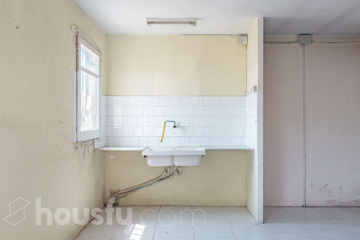 Housfy vende 🏡 amplia casa a 3 vientos y parcela rústica, ubicada en Torrelavit. Vive con la máxima tranquilidad, rodeado de un paisaje vitivinícola idílico y una paz absoluta. Sin renunciar a una excelente conectividad a pocos minutos de la c-15. Vivienda para reformar y diseñar a tu gusto!. Dispone de una planta completamente diáfana y polivalente, diseñada para adaptarse al ritmo de tu vida: desde un taller artístico hasta el espacio de relax que siempre soñaste. Justo enfrente de la casa, se encuentra un precioso jardín de 105m2. La vivienda dispone de 165m2 útiles (verificados con la Dirección General de Catastro). Reformada en el año: 1975. el inmueble cuenta también con una parcela rústica adyacente de 2.575 m2. Distribución de estancias -Salón-comedor -3 Dormitorios -2 Baños -Cocina independiente. Características específicas -Patio -Jardín privado Zona y entorno Respecto a la ubicación, se sitúa en Torrelavit, municipio de Barcelona. Esta propiedad se encuentra cerca de transporte público, colegios, supermercados y farmacias. Aviso legal El precio de venta no incluye gastos de la compraventa como notaría, registro, impuestos, ni tampoco honorarios agencia. Esta publicación no es vinculante. Consulta siempre la nota simple con Housfy antes de formalizar la compraventa. Sobre nosotros Housfy es la plataforma integral de servicios inmobiliarios. Nuestra combinación de expertos y tecnología pone al alcance de todo el mundo servicios cómodos, claros y seguros. AICAT número: 7922. Nos encargamos de la gestión y asesoramiento de la compra. ¡Olvídate de todo! Hacemos los trámites por ti. Y, si además necesitas financiación, ponemos a tu disposición un bróker hipotecario para ayudarte a conseguir las mejores condiciones para tu perfil económico. ¿Quieres visitarla? Contacta con Housfy y agenda tu visita sin compromiso. Más información en: housfy.com-28