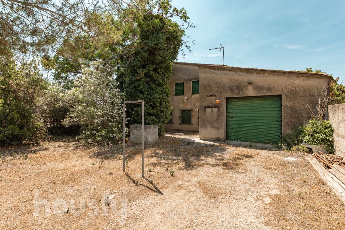 Housfy vende 🏡 amplia casa a 3 vientos y parcela rústica, ubicada en Torrelavit. Vive con la máxima tranquilidad, rodeado de un paisaje vitivinícola idílico y una paz absoluta. Sin renunciar a una excelente conectividad a pocos minutos de la c-15. Vivienda para reformar y diseñar a tu gusto!. Dispone de una planta completamente diáfana y polivalente, diseñada para adaptarse al ritmo de tu vida: desde un taller artístico hasta el espacio de relax que siempre soñaste. Justo enfrente de la casa, se encuentra un precioso jardín de 105m2. La vivienda dispone de 165m2 útiles (verificados con la Dirección General de Catastro). Reformada en el año: 1975. el inmueble cuenta también con una parcela rústica adyacente de 2.575 m2. Distribución de estancias -Salón-comedor -3 Dormitorios -2 Baños -Cocina independiente. Características específicas -Patio -Jardín privado Zona y entorno Respecto a la ubicación, se sitúa en Torrelavit, municipio de Barcelona. Esta propiedad se encuentra cerca de transporte público, colegios, supermercados y farmacias. Aviso legal El precio de venta no incluye gastos de la compraventa como notaría, registro, impuestos, ni tampoco honorarios agencia. Esta publicación no es vinculante. Consulta siempre la nota simple con Housfy antes de formalizar la compraventa. Sobre nosotros Housfy es la plataforma integral de servicios inmobiliarios. Nuestra combinación de expertos y tecnología pone al alcance de todo el mundo servicios cómodos, claros y seguros. AICAT número: 7922. Nos encargamos de la gestión y asesoramiento de la compra. ¡Olvídate de todo! Hacemos los trámites por ti. Y, si además necesitas financiación, ponemos a tu disposición un bróker hipotecario para ayudarte a conseguir las mejores condiciones para tu perfil económico. ¿Quieres visitarla? Contacta con Housfy y agenda tu visita sin compromiso. Más información en: housfy.com-31