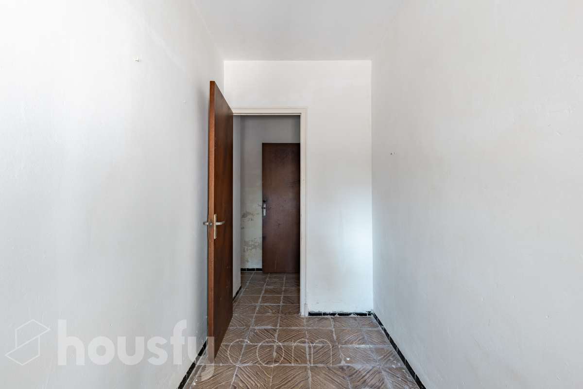 Housfy vende 🏡 amplia casa a 3 vientos y parcela rústica, ubicada en Torrelavit. Vive con la máxima tranquilidad, rodeado de un paisaje vitivinícola idílico y una paz absoluta. Sin renunciar a una excelente conectividad a pocos minutos de la c-15. Vivienda para reformar y diseñar a tu gusto!. Dispone de una planta completamente diáfana y polivalente, diseñada para adaptarse al ritmo de tu vida: desde un taller artístico hasta el espacio de relax que siempre soñaste. Justo enfrente de la casa, se encuentra un precioso jardín de 105m2. La vivienda dispone de 165m2 útiles (verificados con la Dirección General de Catastro). Reformada en el año: 1975. el inmueble cuenta también con una parcela rústica adyacente de 2.575 m2. Distribución de estancias -Salón-comedor -3 Dormitorios -2 Baños -Cocina independiente. Características específicas -Patio -Jardín privado Zona y entorno Respecto a la ubicación, se sitúa en Torrelavit, municipio de Barcelona. Esta propiedad se encuentra cerca de transporte público, colegios, supermercados y farmacias. Aviso legal El precio de venta no incluye gastos de la compraventa como notaría, registro, impuestos, ni tampoco honorarios agencia. Esta publicación no es vinculante. Consulta siempre la nota simple con Housfy antes de formalizar la compraventa. Sobre nosotros Housfy es la plataforma integral de servicios inmobiliarios. Nuestra combinación de expertos y tecnología pone al alcance de todo el mundo servicios cómodos, claros y seguros. AICAT número: 7922. Nos encargamos de la gestión y asesoramiento de la compra. ¡Olvídate de todo! Hacemos los trámites por ti. Y, si además necesitas financiación, ponemos a tu disposición un bróker hipotecario para ayudarte a conseguir las mejores condiciones para tu perfil económico. ¿Quieres visitarla? Contacta con Housfy y agenda tu visita sin compromiso. Más información en: housfy.com-25