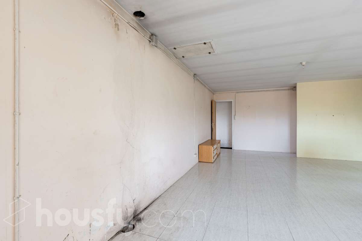 Housfy vende 🏡 amplia casa a 3 vientos y parcela rústica, ubicada en Torrelavit. Vive con la máxima tranquilidad, rodeado de un paisaje vitivinícola idílico y una paz absoluta. Sin renunciar a una excelente conectividad a pocos minutos de la c-15. Vivienda para reformar y diseñar a tu gusto!. Dispone de una planta completamente diáfana y polivalente, diseñada para adaptarse al ritmo de tu vida: desde un taller artístico hasta el espacio de relax que siempre soñaste. Justo enfrente de la casa, se encuentra un precioso jardín de 105m2. La vivienda dispone de 165m2 útiles (verificados con la Dirección General de Catastro). Reformada en el año: 1975. el inmueble cuenta también con una parcela rústica adyacente de 2.575 m2. Distribución de estancias -Salón-comedor -3 Dormitorios -2 Baños -Cocina independiente. Características específicas -Patio -Jardín privado Zona y entorno Respecto a la ubicación, se sitúa en Torrelavit, municipio de Barcelona. Esta propiedad se encuentra cerca de transporte público, colegios, supermercados y farmacias. Aviso legal El precio de venta no incluye gastos de la compraventa como notaría, registro, impuestos, ni tampoco honorarios agencia. Esta publicación no es vinculante. Consulta siempre la nota simple con Housfy antes de formalizar la compraventa. Sobre nosotros Housfy es la plataforma integral de servicios inmobiliarios. Nuestra combinación de expertos y tecnología pone al alcance de todo el mundo servicios cómodos, claros y seguros. AICAT número: 7922. Nos encargamos de la gestión y asesoramiento de la compra. ¡Olvídate de todo! Hacemos los trámites por ti. Y, si además necesitas financiación, ponemos a tu disposición un bróker hipotecario para ayudarte a conseguir las mejores condiciones para tu perfil económico. ¿Quieres visitarla? Contacta con Housfy y agenda tu visita sin compromiso. Más información en: housfy.com-13