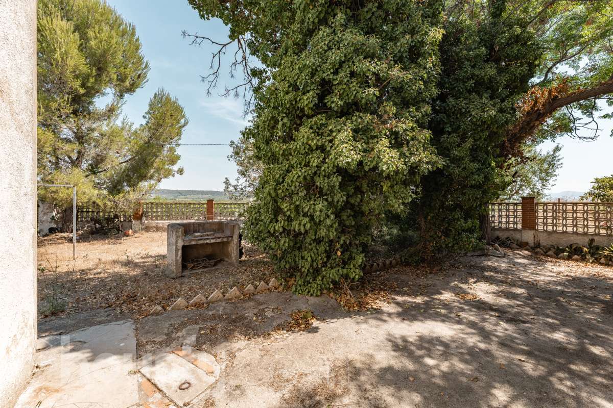 Housfy vende 🏡 amplia casa a 3 vientos y parcela rústica, ubicada en Torrelavit. Vive con la máxima tranquilidad, rodeado de un paisaje vitivinícola idílico y una paz absoluta. Sin renunciar a una excelente conectividad a pocos minutos de la c-15. Vivienda para reformar y diseñar a tu gusto!. Dispone de una planta completamente diáfana y polivalente, diseñada para adaptarse al ritmo de tu vida: desde un taller artístico hasta el espacio de relax que siempre soñaste. Justo enfrente de la casa, se encuentra un precioso jardín de 105m2. La vivienda dispone de 165m2 útiles (verificados con la Dirección General de Catastro). Reformada en el año: 1975. el inmueble cuenta también con una parcela rústica adyacente de 2.575 m2. Distribución de estancias -Salón-comedor -3 Dormitorios -2 Baños -Cocina independiente. Características específicas -Patio -Jardín privado Zona y entorno Respecto a la ubicación, se sitúa en Torrelavit, municipio de Barcelona. Esta propiedad se encuentra cerca de transporte público, colegios, supermercados y farmacias. Aviso legal El precio de venta no incluye gastos de la compraventa como notaría, registro, impuestos, ni tampoco honorarios agencia. Esta publicación no es vinculante. Consulta siempre la nota simple con Housfy antes de formalizar la compraventa. Sobre nosotros Housfy es la plataforma integral de servicios inmobiliarios. Nuestra combinación de expertos y tecnología pone al alcance de todo el mundo servicios cómodos, claros y seguros. AICAT número: 7922. Nos encargamos de la gestión y asesoramiento de la compra. ¡Olvídate de todo! Hacemos los trámites por ti. Y, si además necesitas financiación, ponemos a tu disposición un bróker hipotecario para ayudarte a conseguir las mejores condiciones para tu perfil económico. ¿Quieres visitarla? Contacta con Housfy y agenda tu visita sin compromiso. Más información en: housfy.com-30