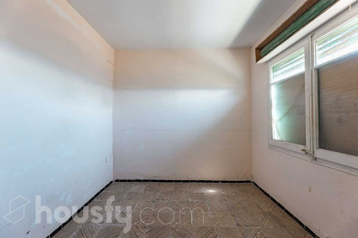 Housfy vende 🏡 amplia casa a 3 vientos y parcela rústica, ubicada en Torrelavit. Vive con la máxima tranquilidad, rodeado de un paisaje vitivinícola idílico y una paz absoluta. Sin renunciar a una excelente conectividad a pocos minutos de la c-15. Vivienda para reformar y diseñar a tu gusto!. Dispone de una planta completamente diáfana y polivalente, diseñada para adaptarse al ritmo de tu vida: desde un taller artístico hasta el espacio de relax que siempre soñaste. Justo enfrente de la casa, se encuentra un precioso jardín de 105m2. La vivienda dispone de 165m2 útiles (verificados con la Dirección General de Catastro). Reformada en el año: 1975. el inmueble cuenta también con una parcela rústica adyacente de 2.575 m2. Distribución de estancias -Salón-comedor -3 Dormitorios -2 Baños -Cocina independiente. Características específicas -Patio -Jardín privado Zona y entorno Respecto a la ubicación, se sitúa en Torrelavit, municipio de Barcelona. Esta propiedad se encuentra cerca de transporte público, colegios, supermercados y farmacias. Aviso legal El precio de venta no incluye gastos de la compraventa como notaría, registro, impuestos, ni tampoco honorarios agencia. Esta publicación no es vinculante. Consulta siempre la nota simple con Housfy antes de formalizar la compraventa. Sobre nosotros Housfy es la plataforma integral de servicios inmobiliarios. Nuestra combinación de expertos y tecnología pone al alcance de todo el mundo servicios cómodos, claros y seguros. AICAT número: 7922. Nos encargamos de la gestión y asesoramiento de la compra. ¡Olvídate de todo! Hacemos los trámites por ti. Y, si además necesitas financiación, ponemos a tu disposición un bróker hipotecario para ayudarte a conseguir las mejores condiciones para tu perfil económico. ¿Quieres visitarla? Contacta con Housfy y agenda tu visita sin compromiso. Más información en: housfy.com-18