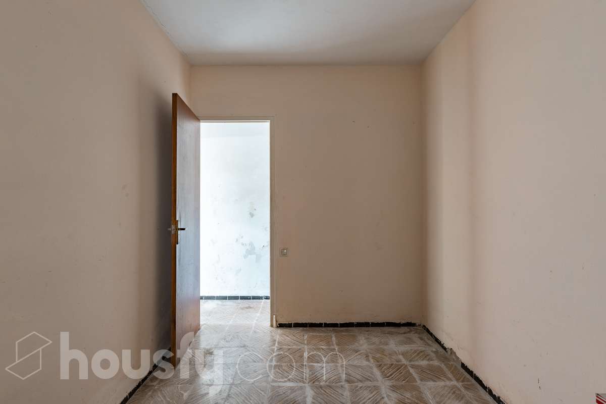 Housfy vende 🏡 amplia casa a 3 vientos y parcela rústica, ubicada en Torrelavit. Vive con la máxima tranquilidad, rodeado de un paisaje vitivinícola idílico y una paz absoluta. Sin renunciar a una excelente conectividad a pocos minutos de la c-15. Vivienda para reformar y diseñar a tu gusto!. Dispone de una planta completamente diáfana y polivalente, diseñada para adaptarse al ritmo de tu vida: desde un taller artístico hasta el espacio de relax que siempre soñaste. Justo enfrente de la casa, se encuentra un precioso jardín de 105m2. La vivienda dispone de 165m2 útiles (verificados con la Dirección General de Catastro). Reformada en el año: 1975. el inmueble cuenta también con una parcela rústica adyacente de 2.575 m2. Distribución de estancias -Salón-comedor -3 Dormitorios -2 Baños -Cocina independiente. Características específicas -Patio -Jardín privado Zona y entorno Respecto a la ubicación, se sitúa en Torrelavit, municipio de Barcelona. Esta propiedad se encuentra cerca de transporte público, colegios, supermercados y farmacias. Aviso legal El precio de venta no incluye gastos de la compraventa como notaría, registro, impuestos, ni tampoco honorarios agencia. Esta publicación no es vinculante. Consulta siempre la nota simple con Housfy antes de formalizar la compraventa. Sobre nosotros Housfy es la plataforma integral de servicios inmobiliarios. Nuestra combinación de expertos y tecnología pone al alcance de todo el mundo servicios cómodos, claros y seguros. AICAT número: 7922. Nos encargamos de la gestión y asesoramiento de la compra. ¡Olvídate de todo! Hacemos los trámites por ti. Y, si además necesitas financiación, ponemos a tu disposición un bróker hipotecario para ayudarte a conseguir las mejores condiciones para tu perfil económico. ¿Quieres visitarla? Contacta con Housfy y agenda tu visita sin compromiso. Más información en: housfy.com-22