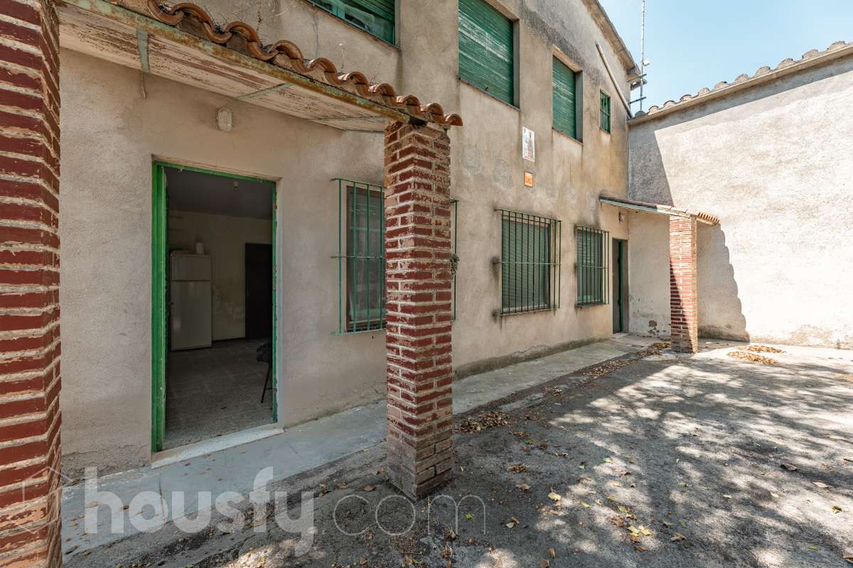 Housfy vende 🏡 amplia casa a 3 vientos y parcela rústica, ubicada en Torrelavit. Vive con la máxima tranquilidad, rodeado de un paisaje vitivinícola idílico y una paz absoluta. Sin renunciar a una excelente conectividad a pocos minutos de la c-15. Vivienda para reformar y diseñar a tu gusto!. Dispone de una planta completamente diáfana y polivalente, diseñada para adaptarse al ritmo de tu vida: desde un taller artístico hasta el espacio de relax que siempre soñaste. Justo enfrente de la casa, se encuentra un precioso jardín de 105m2. La vivienda dispone de 165m2 útiles (verificados con la Dirección General de Catastro). Reformada en el año: 1975. el inmueble cuenta también con una parcela rústica adyacente de 2.575 m2. Distribución de estancias -Salón-comedor -3 Dormitorios -2 Baños -Cocina independiente. Características específicas -Patio -Jardín privado Zona y entorno Respecto a la ubicación, se sitúa en Torrelavit, municipio de Barcelona. Esta propiedad se encuentra cerca de transporte público, colegios, supermercados y farmacias. Aviso legal El precio de venta no incluye gastos de la compraventa como notaría, registro, impuestos, ni tampoco honorarios agencia. Esta publicación no es vinculante. Consulta siempre la nota simple con Housfy antes de formalizar la compraventa. Sobre nosotros Housfy es la plataforma integral de servicios inmobiliarios. Nuestra combinación de expertos y tecnología pone al alcance de todo el mundo servicios cómodos, claros y seguros. AICAT número: 7922. Nos encargamos de la gestión y asesoramiento de la compra. ¡Olvídate de todo! Hacemos los trámites por ti. Y, si además necesitas financiación, ponemos a tu disposición un bróker hipotecario para ayudarte a conseguir las mejores condiciones para tu perfil económico. ¿Quieres visitarla? Contacta con Housfy y agenda tu visita sin compromiso. Más información en: housfy.com-3