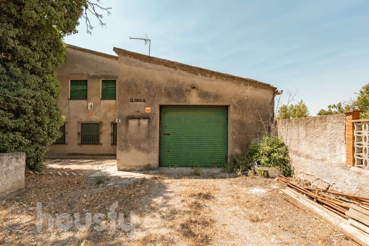 Housfy vende 🏡 amplia casa a 3 vientos y parcela rústica, ubicada en Torrelavit. Vive con la máxima tranquilidad, rodeado de un paisaje vitivinícola idílico y una paz absoluta. Sin renunciar a una excelente conectividad a pocos minutos de la c-15. Vivienda para reformar y diseñar a tu gusto!. Dispone de una planta completamente diáfana y polivalente, diseñada para adaptarse al ritmo de tu vida: desde un taller artístico hasta el espacio de relax que siempre soñaste. Justo enfrente de la casa, se encuentra un precioso jardín de 105m2. La vivienda dispone de 165m2 útiles (verificados con la Dirección General de Catastro). Reformada en el año: 1975. el inmueble cuenta también con una parcela rústica adyacente de 2.575 m2. Distribución de estancias -Salón-comedor -3 Dormitorios -2 Baños -Cocina independiente. Características específicas -Patio -Jardín privado Zona y entorno Respecto a la ubicación, se sitúa en Torrelavit, municipio de Barcelona. Esta propiedad se encuentra cerca de transporte público, colegios, supermercados y farmacias. Aviso legal El precio de venta no incluye gastos de la compraventa como notaría, registro, impuestos, ni tampoco honorarios agencia. Esta publicación no es vinculante. Consulta siempre la nota simple con Housfy antes de formalizar la compraventa. Sobre nosotros Housfy es la plataforma integral de servicios inmobiliarios. Nuestra combinación de expertos y tecnología pone al alcance de todo el mundo servicios cómodos, claros y seguros. AICAT número: 7922. Nos encargamos de la gestión y asesoramiento de la compra. ¡Olvídate de todo! Hacemos los trámites por ti. Y, si además necesitas financiación, ponemos a tu disposición un bróker hipotecario para ayudarte a conseguir las mejores condiciones para tu perfil económico. ¿Quieres visitarla? Contacta con Housfy y agenda tu visita sin compromiso. Más información en: housfy.com-49