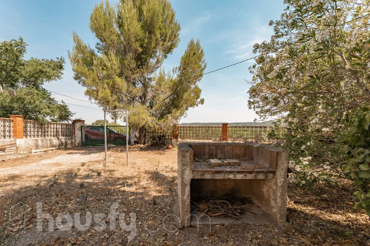 Housfy vende 🏡 amplia casa a 3 vientos y parcela rústica, ubicada en Torrelavit. Vive con la máxima tranquilidad, rodeado de un paisaje vitivinícola idílico y una paz absoluta. Sin renunciar a una excelente conectividad a pocos minutos de la c-15. Vivienda para reformar y diseñar a tu gusto!. Dispone de una planta completamente diáfana y polivalente, diseñada para adaptarse al ritmo de tu vida: desde un taller artístico hasta el espacio de relax que siempre soñaste. Justo enfrente de la casa, se encuentra un precioso jardín de 105m2. La vivienda dispone de 165m2 útiles (verificados con la Dirección General de Catastro). Reformada en el año: 1975. el inmueble cuenta también con una parcela rústica adyacente de 2.575 m2. Distribución de estancias -Salón-comedor -3 Dormitorios -2 Baños -Cocina independiente. Características específicas -Patio -Jardín privado Zona y entorno Respecto a la ubicación, se sitúa en Torrelavit, municipio de Barcelona. Esta propiedad se encuentra cerca de transporte público, colegios, supermercados y farmacias. Aviso legal El precio de venta no incluye gastos de la compraventa como notaría, registro, impuestos, ni tampoco honorarios agencia. Esta publicación no es vinculante. Consulta siempre la nota simple con Housfy antes de formalizar la compraventa. Sobre nosotros Housfy es la plataforma integral de servicios inmobiliarios. Nuestra combinación de expertos y tecnología pone al alcance de todo el mundo servicios cómodos, claros y seguros. AICAT número: 7922. Nos encargamos de la gestión y asesoramiento de la compra. ¡Olvídate de todo! Hacemos los trámites por ti. Y, si además necesitas financiación, ponemos a tu disposición un bróker hipotecario para ayudarte a conseguir las mejores condiciones para tu perfil económico. ¿Quieres visitarla? Contacta con Housfy y agenda tu visita sin compromiso. Más información en: housfy.com-48