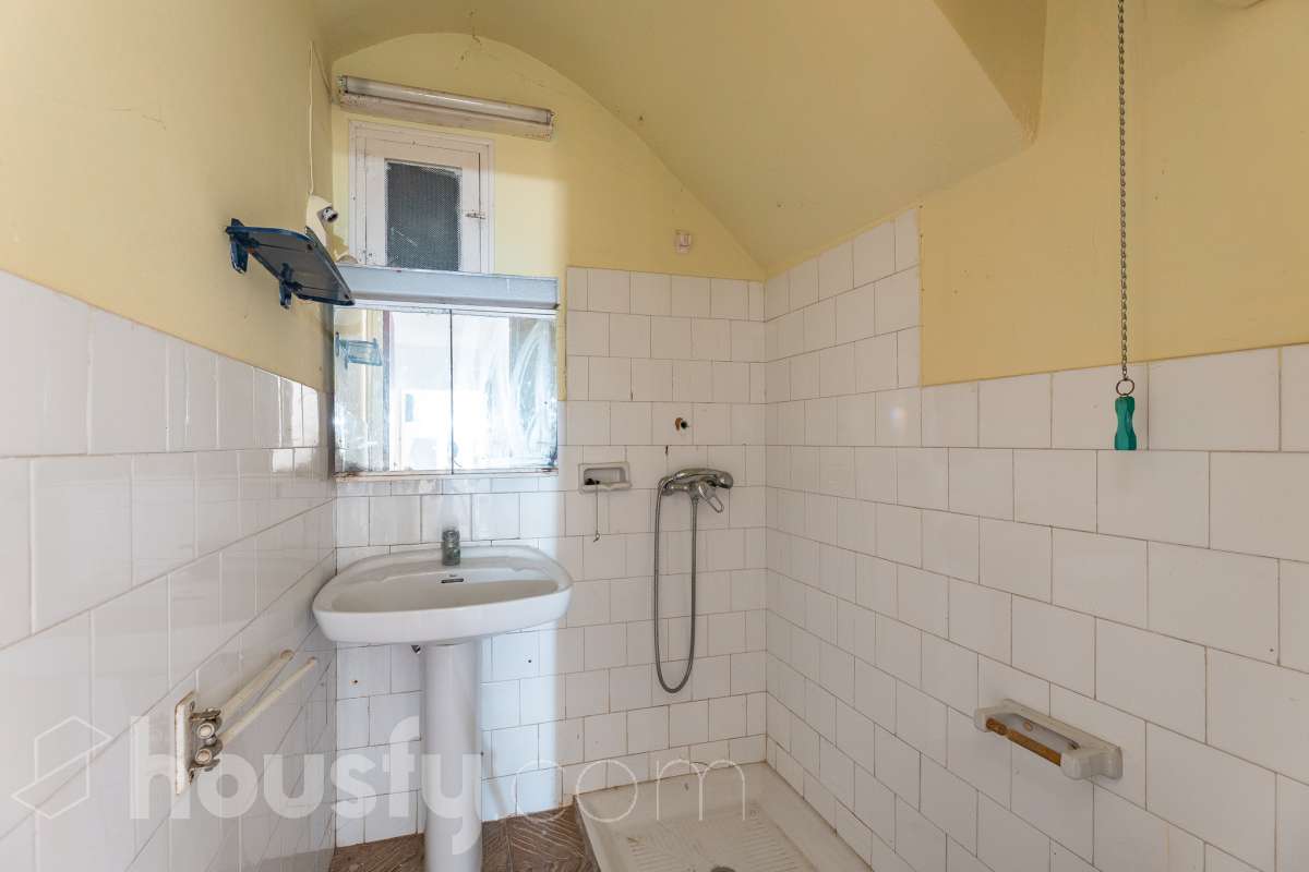 Housfy vende 🏡 amplia casa a 3 vientos y parcela rústica, ubicada en Torrelavit. Vive con la máxima tranquilidad, rodeado de un paisaje vitivinícola idílico y una paz absoluta. Sin renunciar a una excelente conectividad a pocos minutos de la c-15. Vivienda para reformar y diseñar a tu gusto!. Dispone de una planta completamente diáfana y polivalente, diseñada para adaptarse al ritmo de tu vida: desde un taller artístico hasta el espacio de relax que siempre soñaste. Justo enfrente de la casa, se encuentra un precioso jardín de 105m2. La vivienda dispone de 165m2 útiles (verificados con la Dirección General de Catastro). Reformada en el año: 1975. el inmueble cuenta también con una parcela rústica adyacente de 2.575 m2. Distribución de estancias -Salón-comedor -3 Dormitorios -2 Baños -Cocina independiente. Características específicas -Patio -Jardín privado Zona y entorno Respecto a la ubicación, se sitúa en Torrelavit, municipio de Barcelona. Esta propiedad se encuentra cerca de transporte público, colegios, supermercados y farmacias. Aviso legal El precio de venta no incluye gastos de la compraventa como notaría, registro, impuestos, ni tampoco honorarios agencia. Esta publicación no es vinculante. Consulta siempre la nota simple con Housfy antes de formalizar la compraventa. Sobre nosotros Housfy es la plataforma integral de servicios inmobiliarios. Nuestra combinación de expertos y tecnología pone al alcance de todo el mundo servicios cómodos, claros y seguros. AICAT número: 7922. Nos encargamos de la gestión y asesoramiento de la compra. ¡Olvídate de todo! Hacemos los trámites por ti. Y, si además necesitas financiación, ponemos a tu disposición un bróker hipotecario para ayudarte a conseguir las mejores condiciones para tu perfil económico. ¿Quieres visitarla? Contacta con Housfy y agenda tu visita sin compromiso. Más información en: housfy.com-20